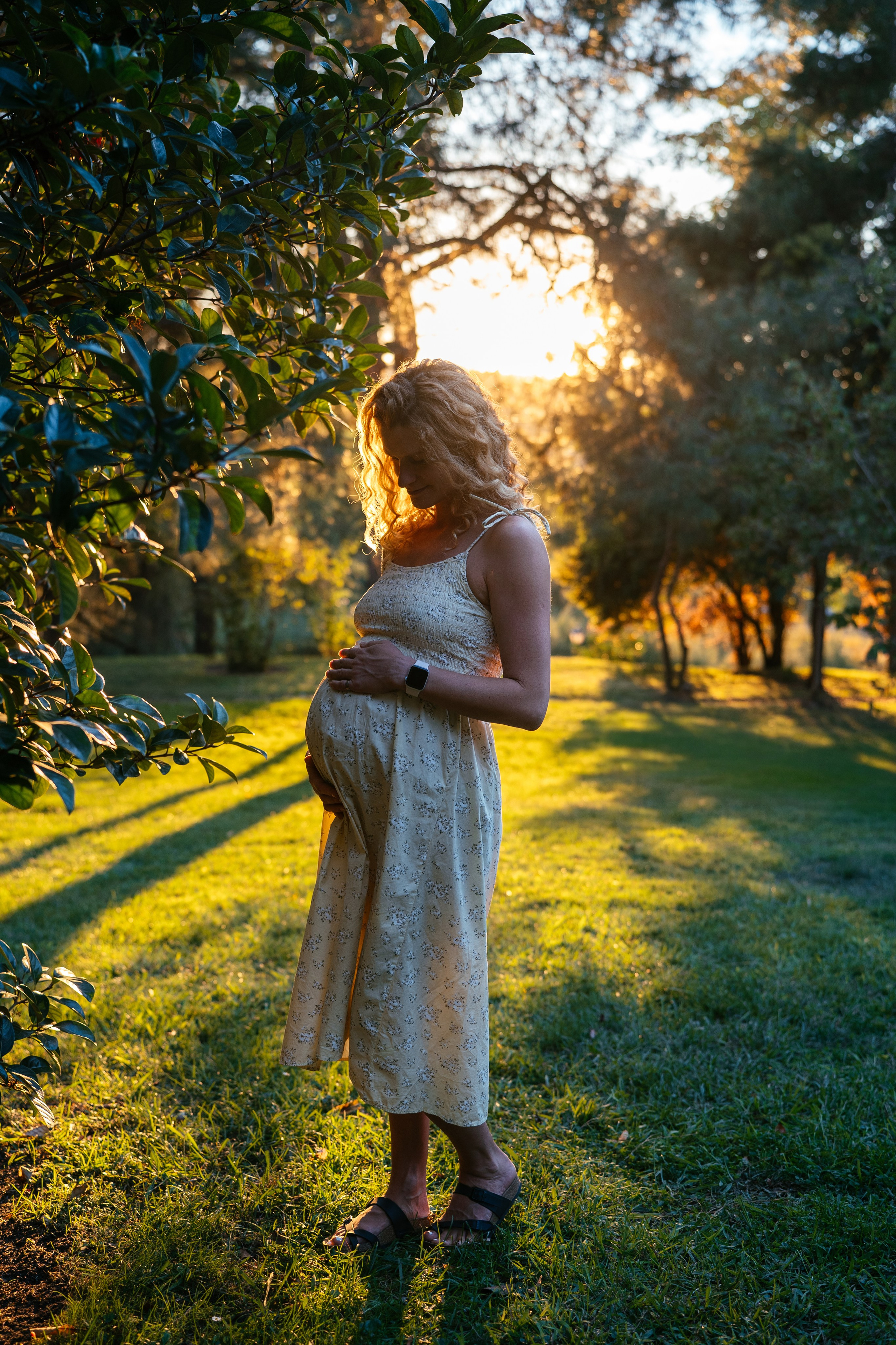 Candid pregnancy photoshoot in the park. Photographer in Madrid, Spain. Alyona Belyaninova