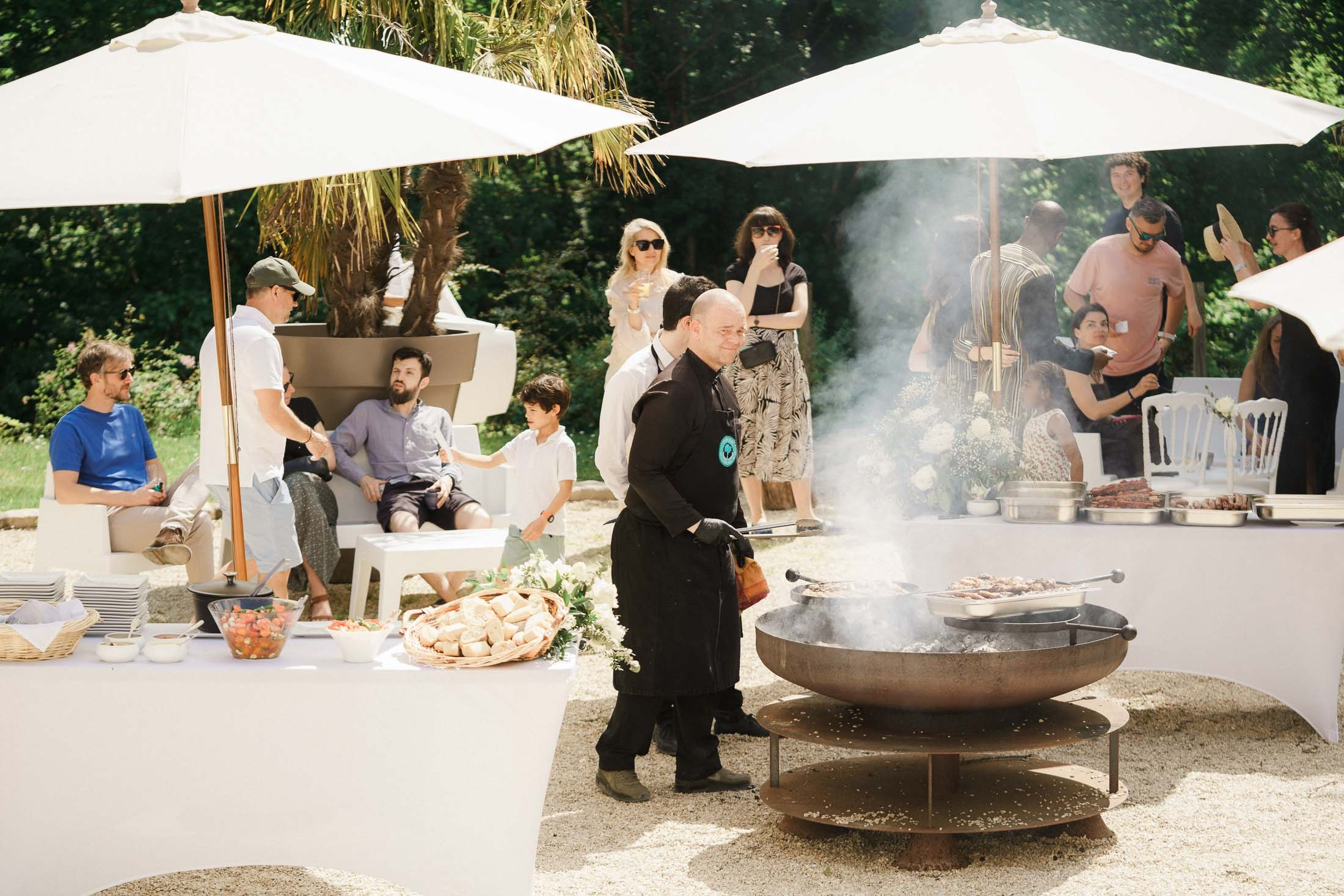 A Relaxed Day-After BBQ Party in France | Destination Wedding Photographer. StudioHappyMoment | Hääkuvaaja Helsinki, tunteikas ja dokumentaarinen kuvaus