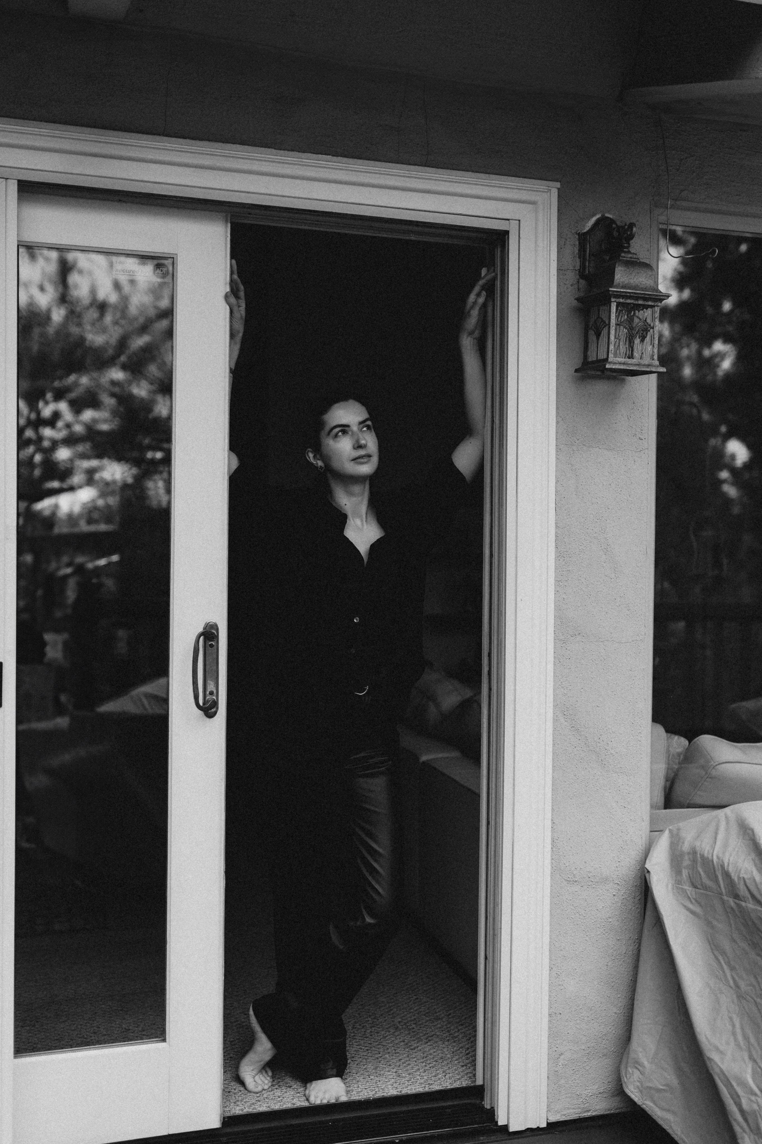 Your minimalistic home portrait may look like. Maternity, newborn photographer in the Bay Area|Iryna Rakivnenko