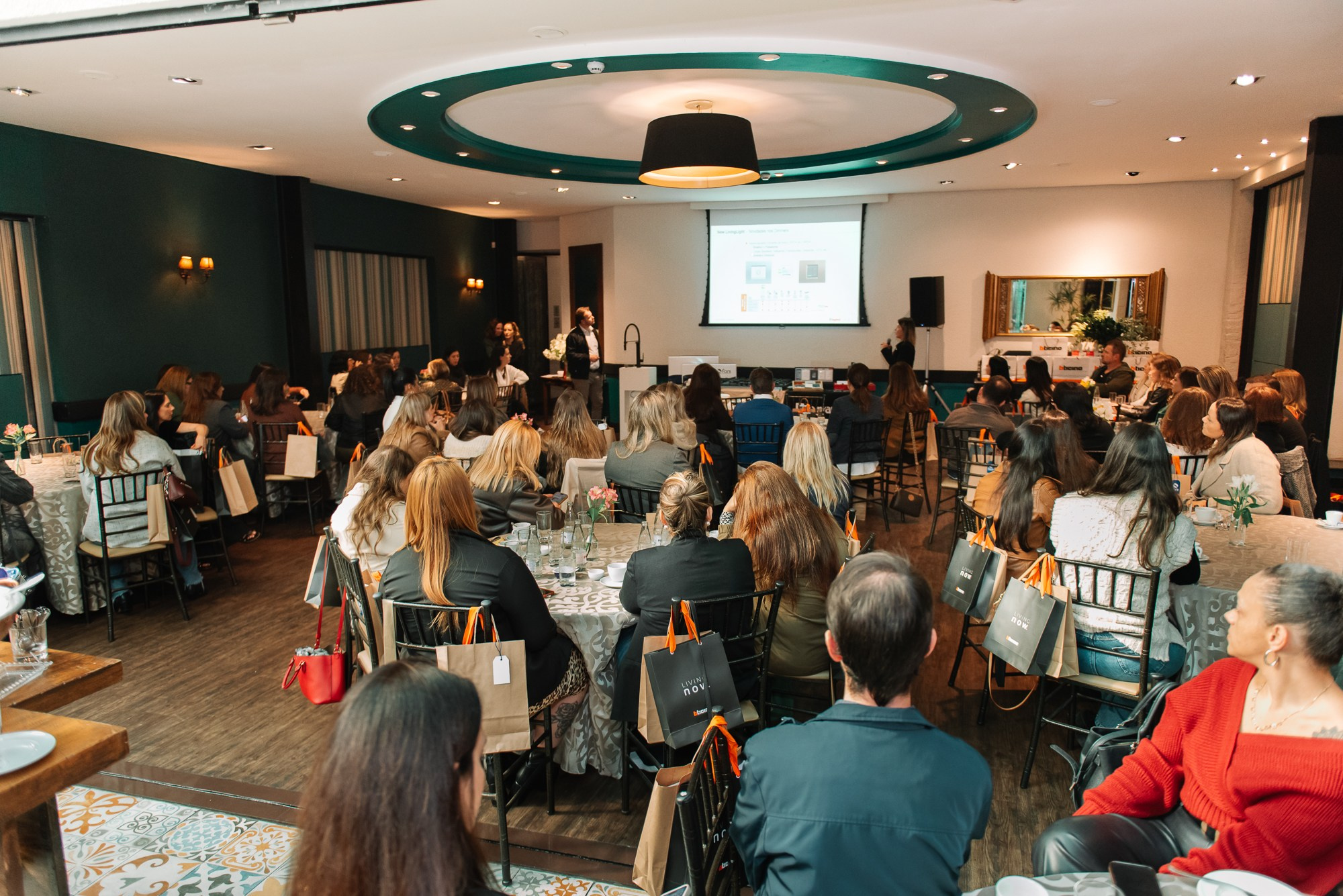 Café + Conteúdo | Casa Pinezi. 78 Imagens