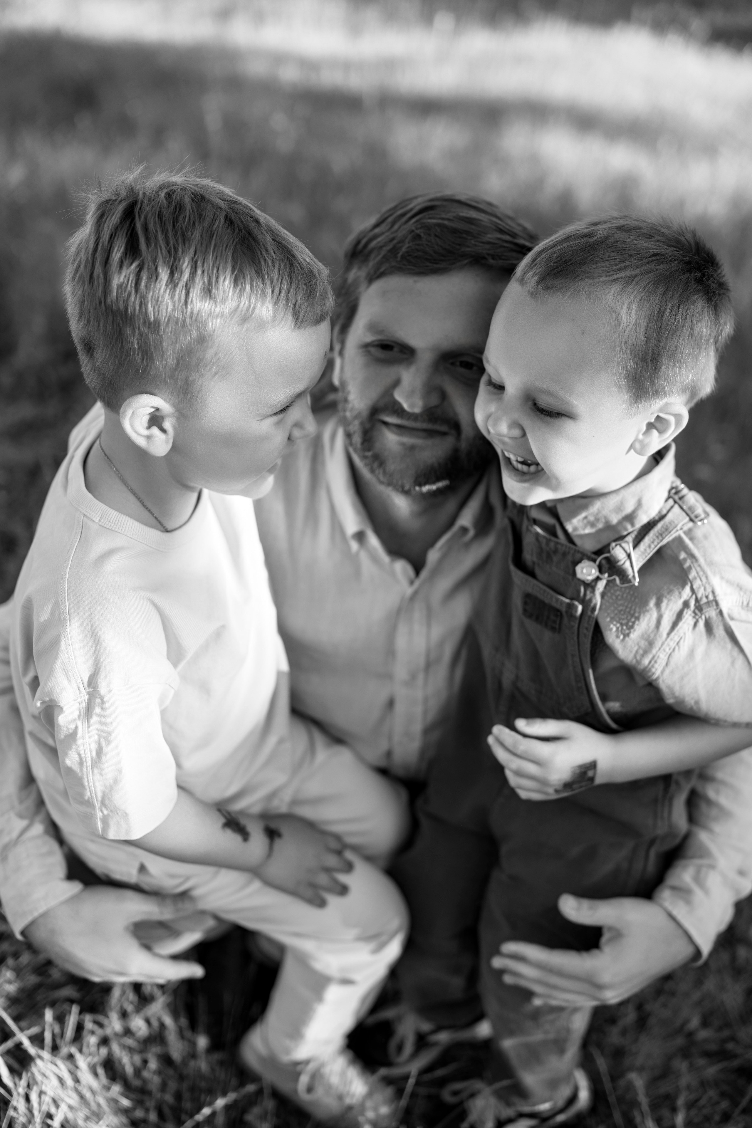 Lifestyle family session, candid family moments, outdoor family portraits, family photo shoot, natural family photos, kids and parents. Bay Area Photographer: family, maternity, love story, wedding