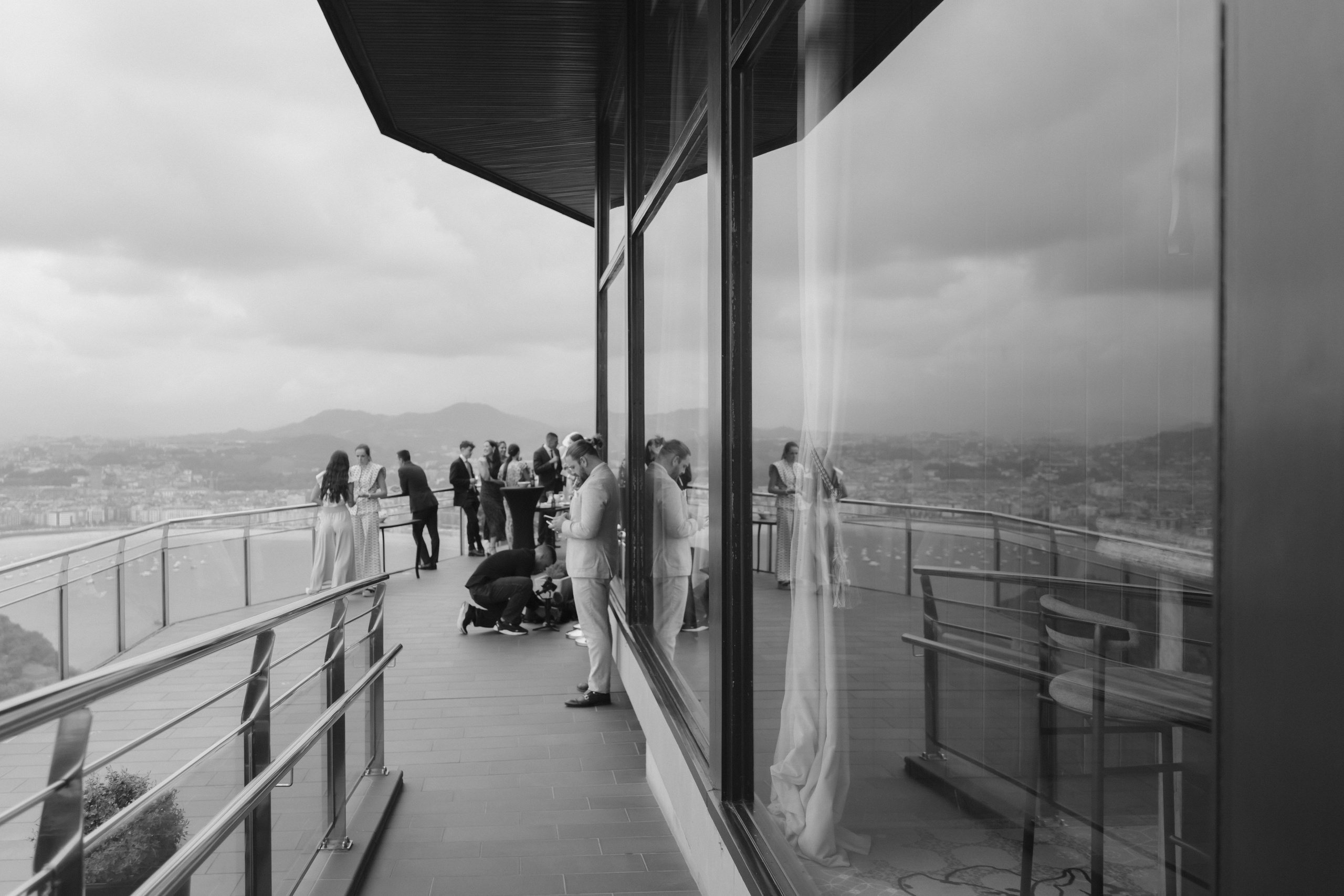 Elegancia y alegría familiar. Boda de Andrés y Lucía en San Sebastián. Holigood foto y video reportaje de bodas en San Sebastián y Europa