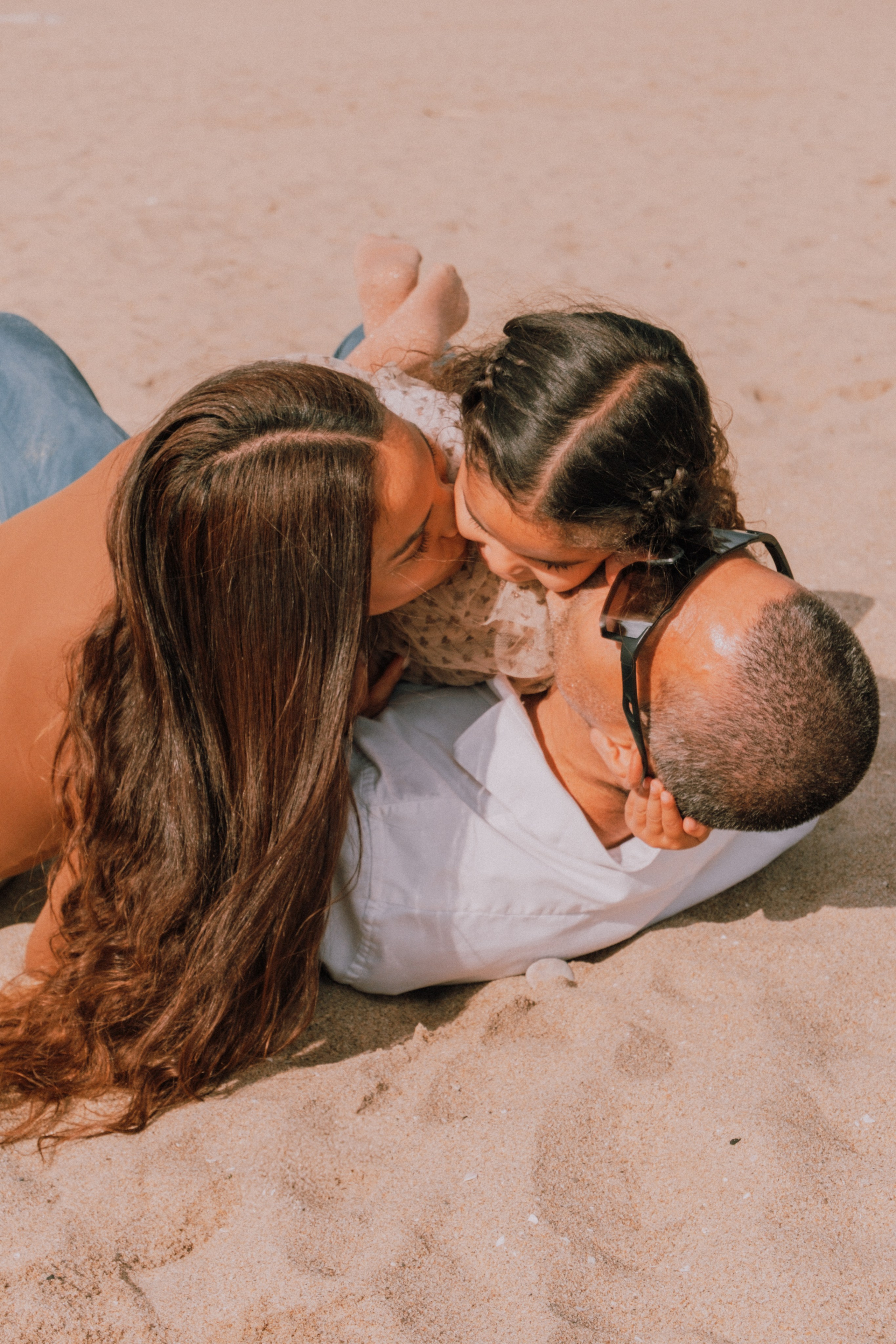 Sesión familiar en la playa. Fotografía profesional en Calafell - Elena Medvedeva
