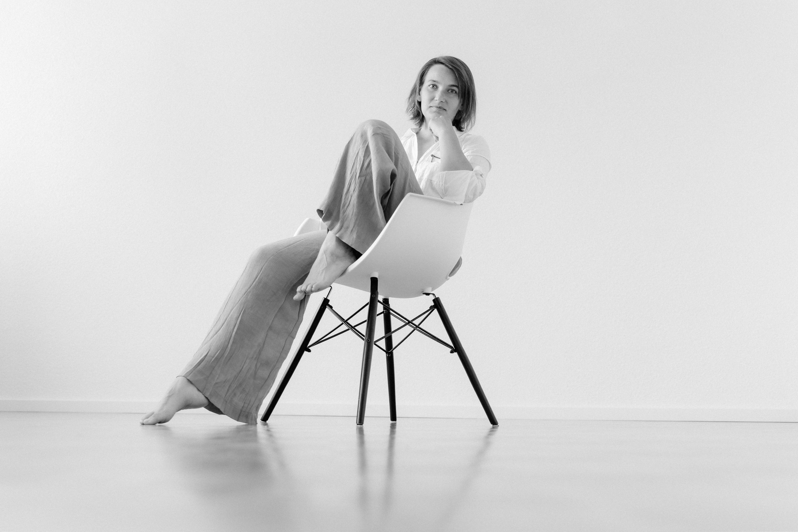 Schwarz-Weiß-Fotoshooting im Studio. Schwarz-weiß Fotografie in Münster. Fotografin Viktoria Roschen