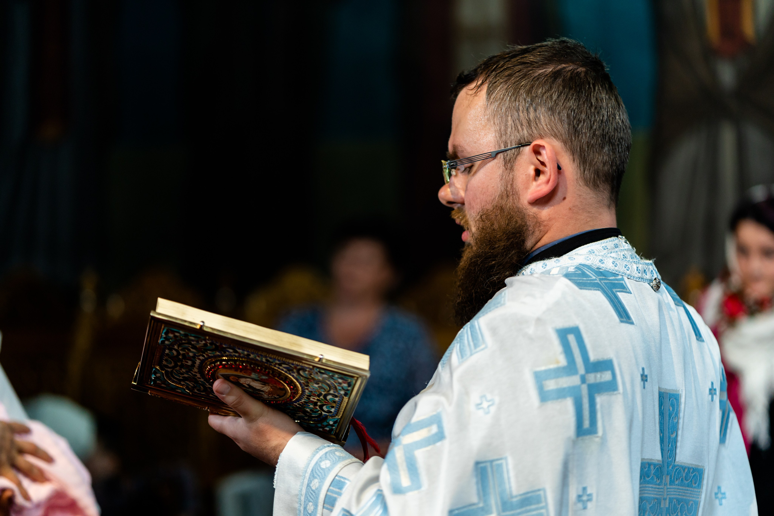 “Bebeluș botezat în biserică, ținut în brațe de nași”	•	“Detaliu cu lumânarea de botez decorată cu flori albe”	•	“Părinți emoționați alături de copilul lor la ceremonia de botez”	•	“Masa festivă de botez cu decor tematic și tort personalizat”	•	“Momentul în care preotul toarnă apă sfințită pe fruntea bebelușului”	“Bebeluș în rochie albă de botez, zâmbind în brațele mamei”	•	“Detaliu cu cruciulița de botez așezată pe o pernă de satin”	•	“Părinți și nași aprinzând lumânările în timpul ceremoniei de botez”	•	“Tort de botez decorat cu figurine tematice și numele copilului”	•	“Copil botezat dormind liniștit în pătuțul decorat festiv”	•	“Momentul în care preotul binecuvântează copilul în fața altarului”	•	“Invitați adunându-se în jurul mesei festive la petrecerea de botez”	•	“Bebeluș ținând în mână o jucărie personalizată primită la botez”	•	“Familie fericită pozând împreună după ceremonia de botez”	•	“Decor tematic cu baloane și flori la locația petrecerii de botez” fotograf Botoșani fotograf evenimente fotograf botez Alin Chirila fotograf alinofotostudio,- Preotul ținându-l pe micuțul Mathias Gabriel la botez, în biserica Înălțarea Domnului, Copălău  - Detalii de la botezul lui Mathias – lumânare, trusou și icoană  - Familia lui Mathias Gabriel alături de micuț, în ziua botezului  - Portret emoționant cu mama și bebelușul în brațe, în biserică,fotograf profesionist evenimente Botoșani, Iași, Suceava, Fălticeni, Bacău, Pașcani, Roman - AlinoFotoStudio by Alin Chirilă - servicii foto nuntă, botez, cununie, ședințe foto creative, albume personalizate, fotografii emoționante și calitative pentru cele mai importante momente din viață,fotograf nuntă Botoșani Alin Chirilă,  ședință foto botez Iași - AlinoFotoStudio,  servicii fotograf profesionist evenimente Suceava,  fotograf cununie civilă Fălticeni - Alin Chirilă,  album foto nuntă personalizat Bacău.“Bebeluș botezat în biserică, ținut în brațe de nași”	•	“Detaliu cu lumânarea de botez decorată cu flori albe”	•	“Părinți emoționați alături de copilul lor la ceremonia de botez”	•	“Masa festivă de botez cu decor tematic și tort personalizat”	•	“Momentul în care preotul toarnă apă sfințită pe fruntea bebelușului”	“Bebeluș în rochie albă de botez, zâmbind în brațele mamei”	•	“Detaliu cu cruciulița de botez așezată pe o pernă de satin”	•	“Părinți și nași aprinzând lumânările în timpul ceremoniei de botez”	•	“Tort de botez decorat cu figurine tematice și numele copilului”	•	“Copil botezat dormind liniștit în pătuțul decorat festiv”	•	“Momentul în care preotul binecuvântează copilul în fața altarului”	•	“Invitați adunându-se în jurul mesei festive la petrecerea de botez”	•	“Bebeluș ținând în mână o jucărie personalizată primită la botez”	•	“Familie fericită pozând împreună după ceremonia de botez”	•	“Decor tematic cu baloane și flori la locația petrecerii de botez” fotograf Botoșani fotograf evenimente fotograf botez Alin Chirila fotograf alinofotostudio.fotograf botez Amelis Maria, fotografie botez Botoșani, fotograf Alin Chirilă, amintiri botez, fotografii botez, botez Amelis Maria, fotograf copii, fotografie botez în Botoșani,