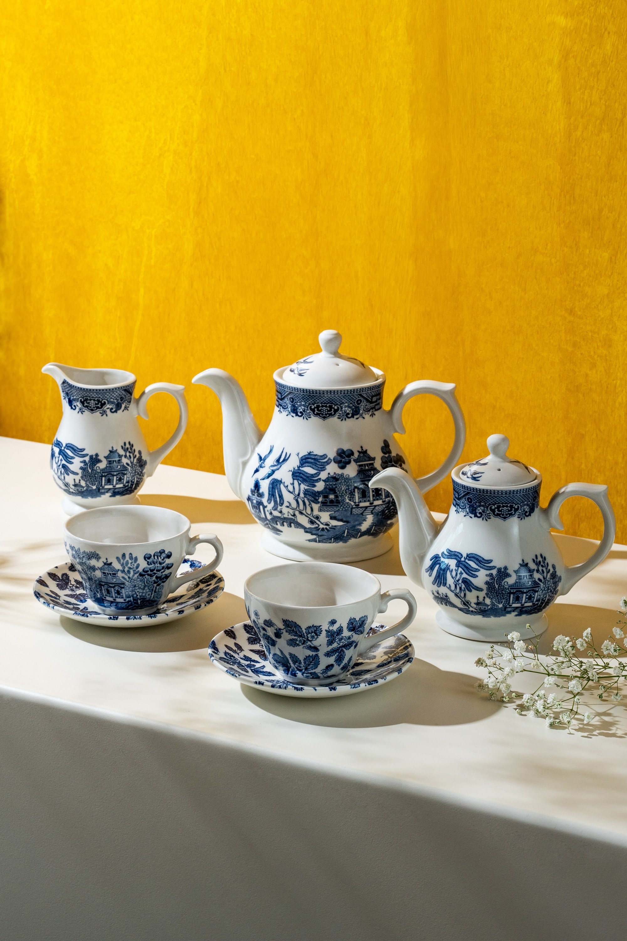 şüşə çay dəsti fotosu sarı fonda