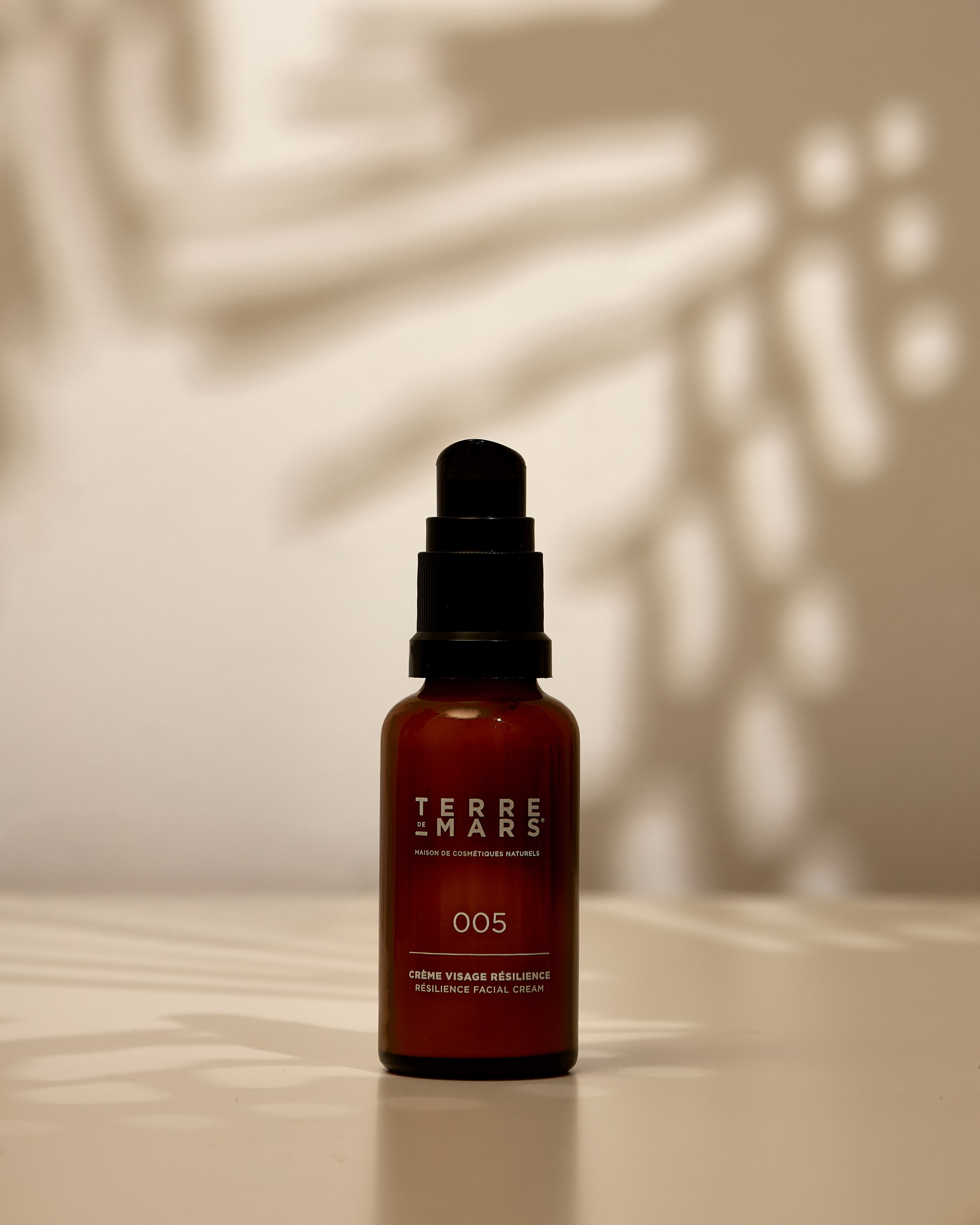 Gesichtscreme mit kreativem Licht, künstlerische Content-Fotografie für Social Media, Werbung, Banner und Print