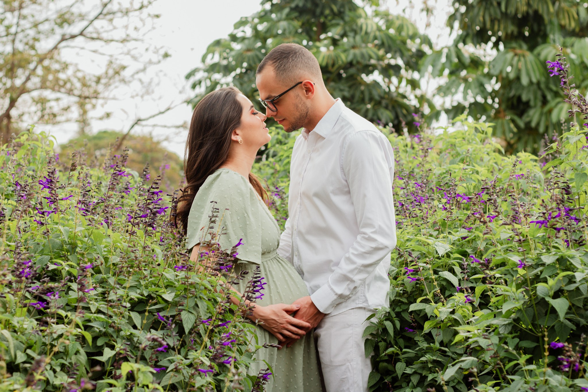 Ensaio Gestante em Campos de Flores em Holambra | Joyce Maria Fotografia. Joyce Maria Fotografia | Fotógrafa em Holambra