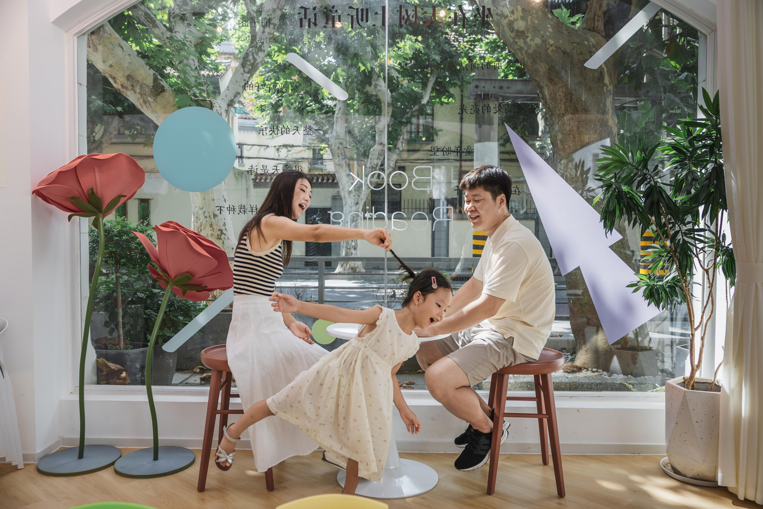 Family photograph in Shanghai. Shanghai Family Photographer Dora