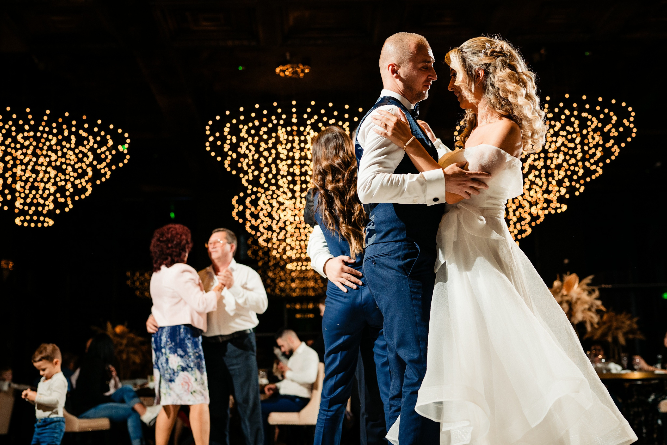 Danul mirilor cu becurile de la restaurantul Ramatuelle pe fundal