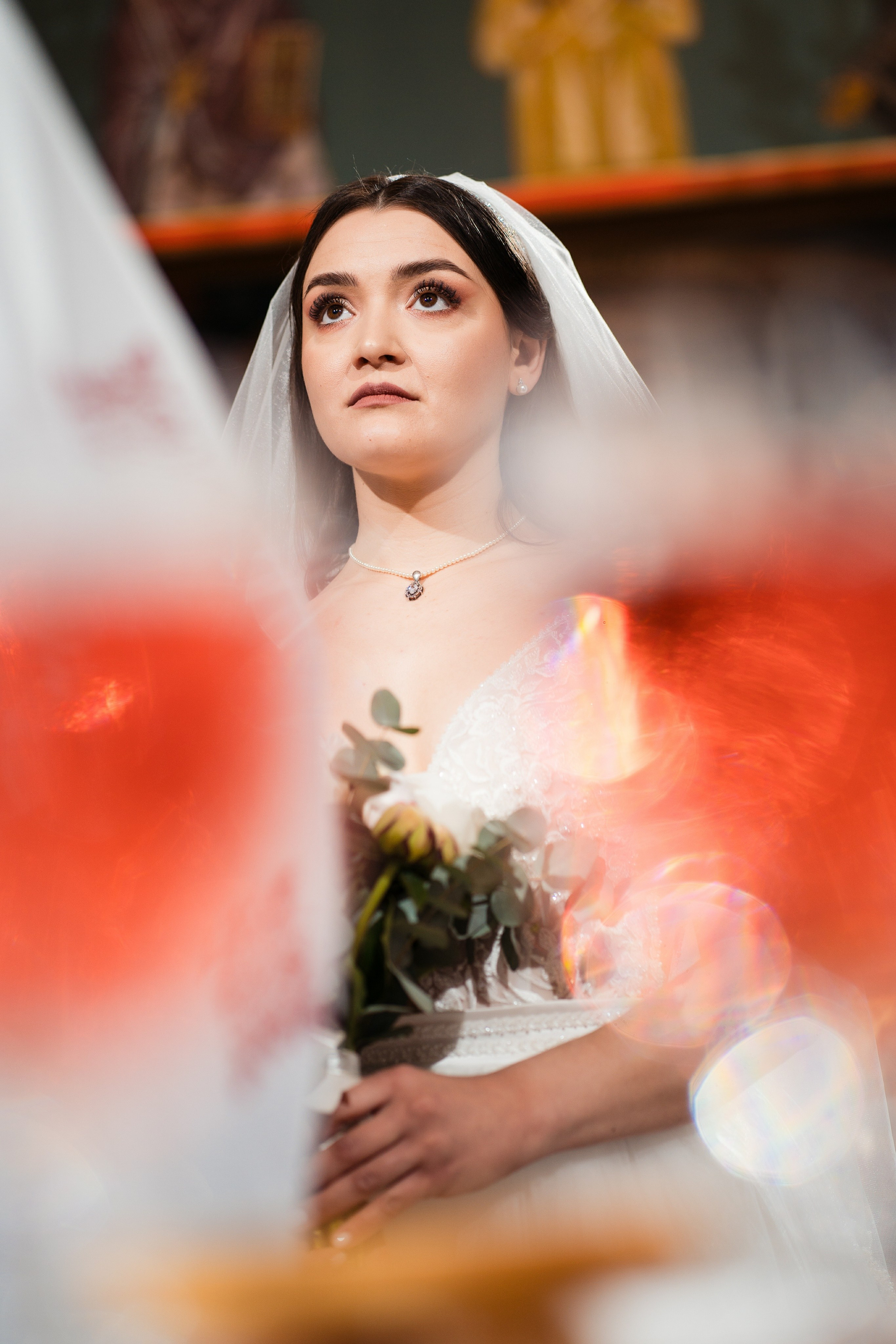 Mirele și mireasa în fața altarului, în timpul ceremoniei religioase