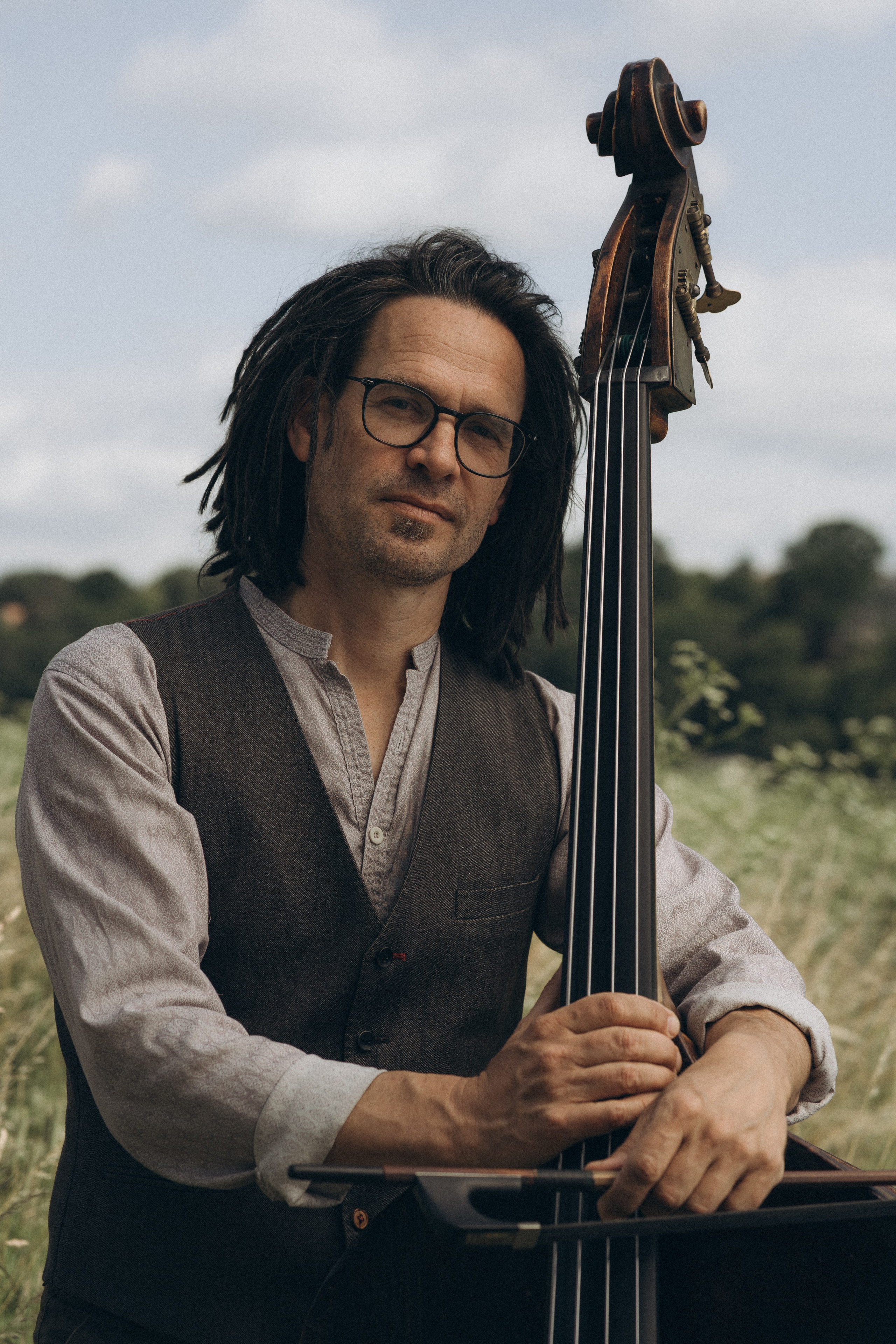 Kontrabassist im Freien, Portrait der Band Ziganimo