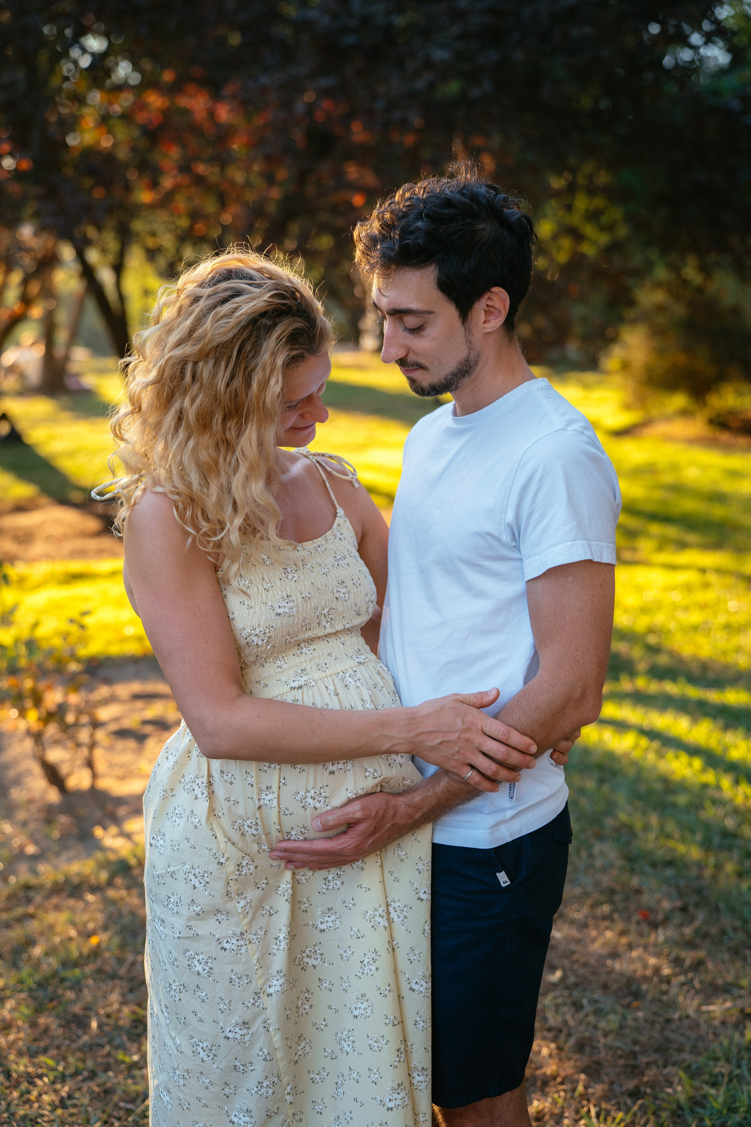 Candid pregnancy photoshoot in the park. Photographer in Madrid, Spain. Alyona Belyaninova