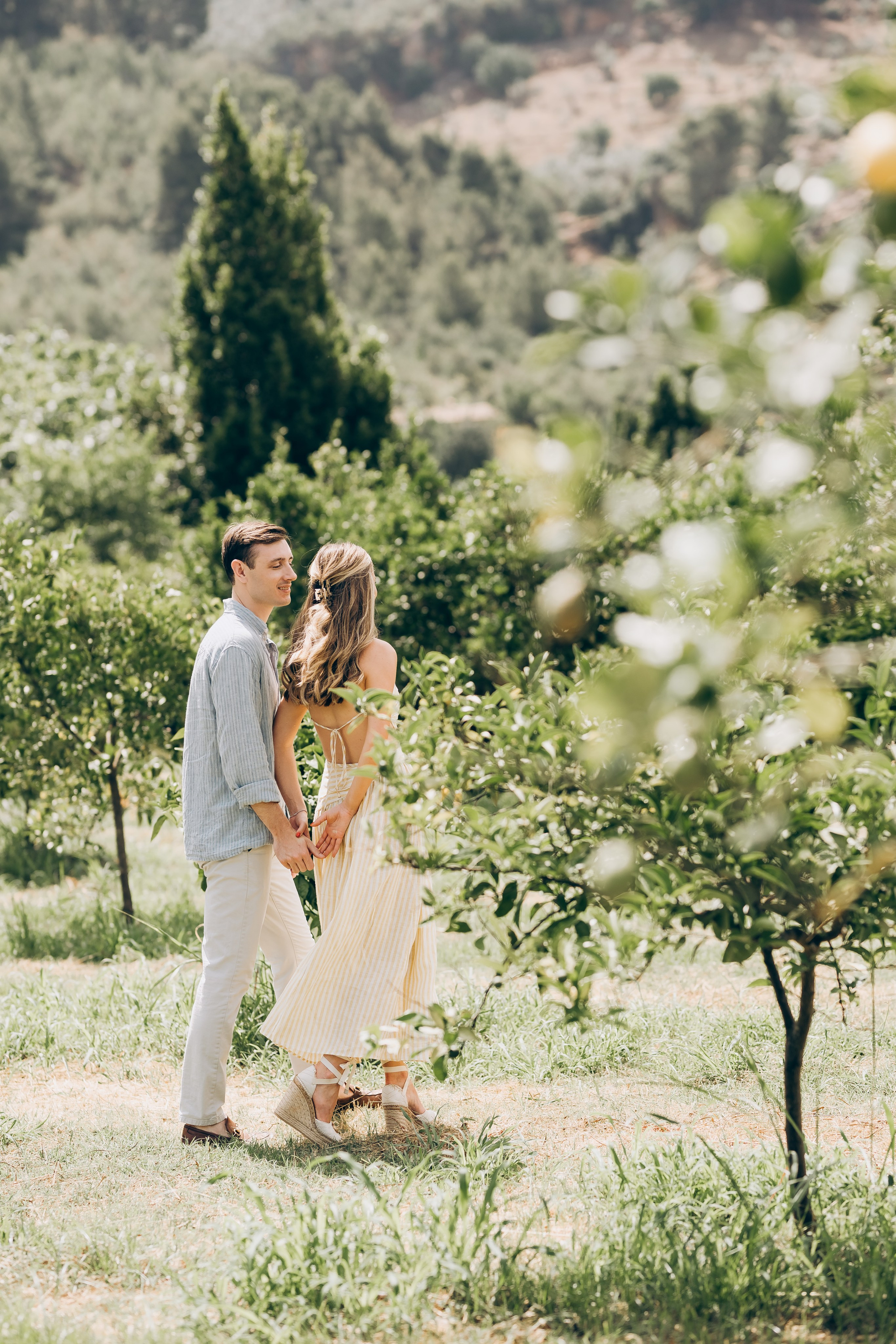 Relaxed Couple Session in Mallorca — Citrus Fields & Seaside. Фотограф у Пальма де Майорка