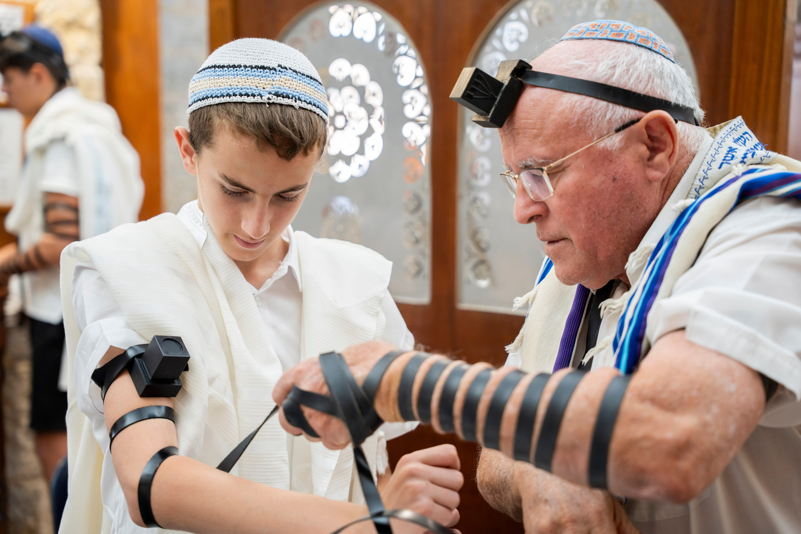 הנחת התפילין רפאל לוי. יוסף מזרחי צילום חתונה, ברית וזוגיות. צלם מקצועי שאוהב להוציא אתכם הכי יפים ברגעים הכי מרגשים