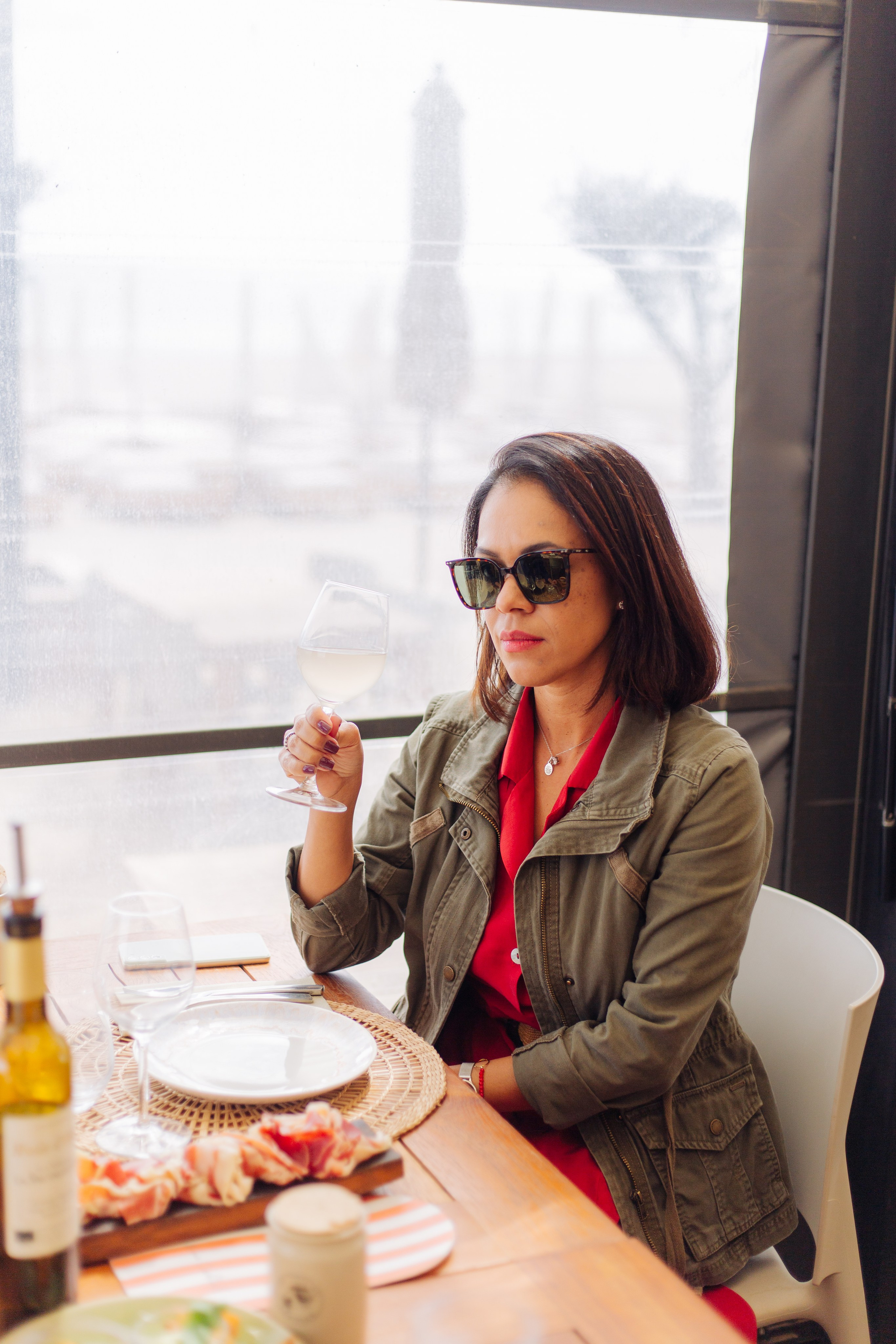 Photographe pour sommelière – Séance photo professionnelle pour entreprise. Photographe professionnelle à Poitiers, Tours et Châtellerault | Studio photo entre Poitiers et Tours – portraits, familles, entreprises, ma