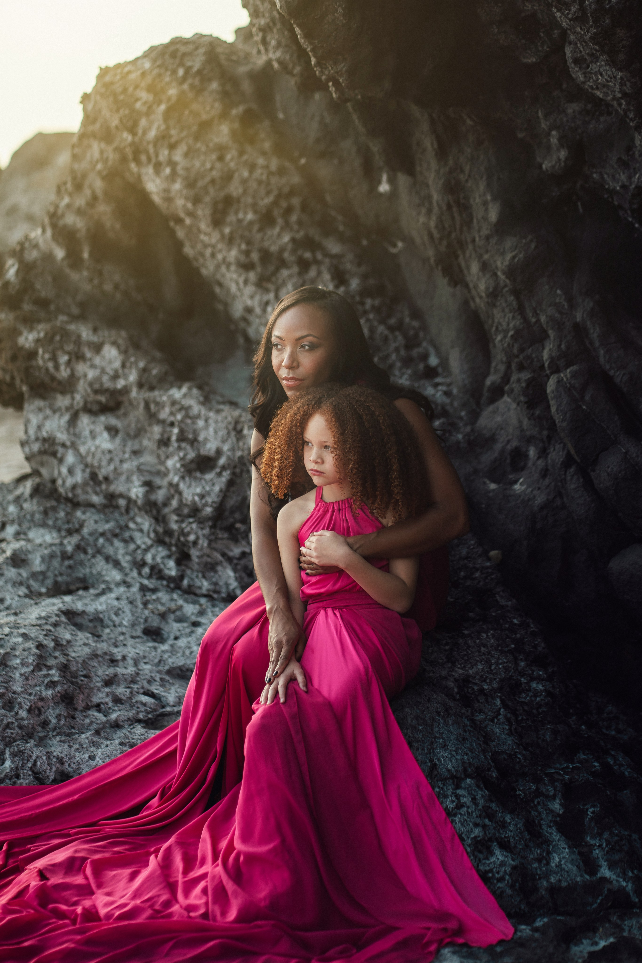 Sesión de mamá e hija en fucsia: ejemplos con vestidos de cola. Tania Bonnet | Fotógrafa profesional en Tenerife – Sesiones con vestidos voladores