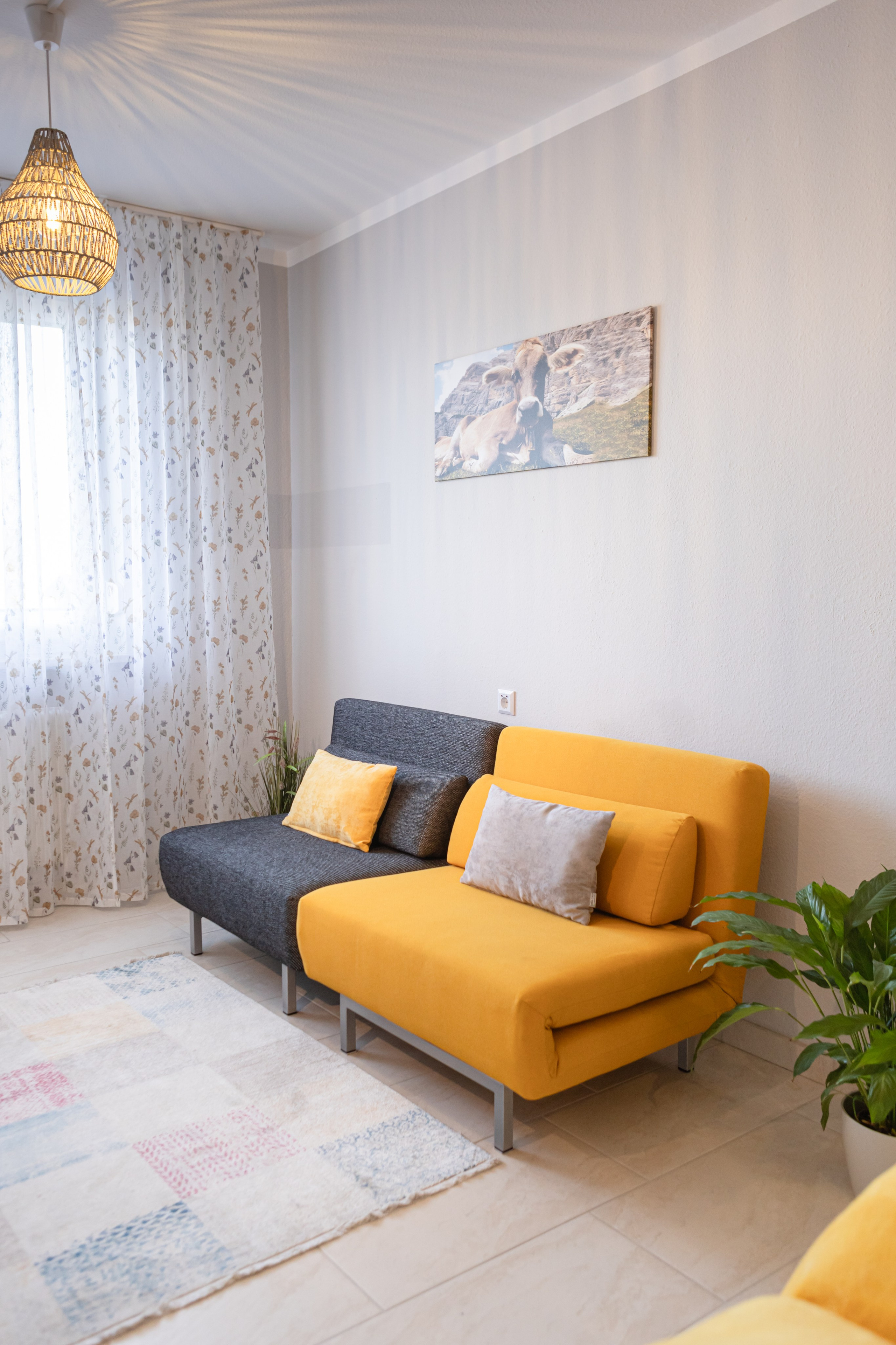 Professionelle Fotografie des Wohnzimmers mit modernem Interieur und natürlichem Licht für Immobilien Immobilienfotografie Lindenberg, Wohnung Fotograf Allgäu, Interieur Fotografie Bayern, Immobilien Shooting Lindenberg, Wohnung Fotoshooting Allgäu, Professionelle Immobilienfotografie Bayern, Interior Fotos Lindenberg, Maklerfotografie Allgäu, Apartment Fotografie Bayern, Immobilienbilder Lindenberg