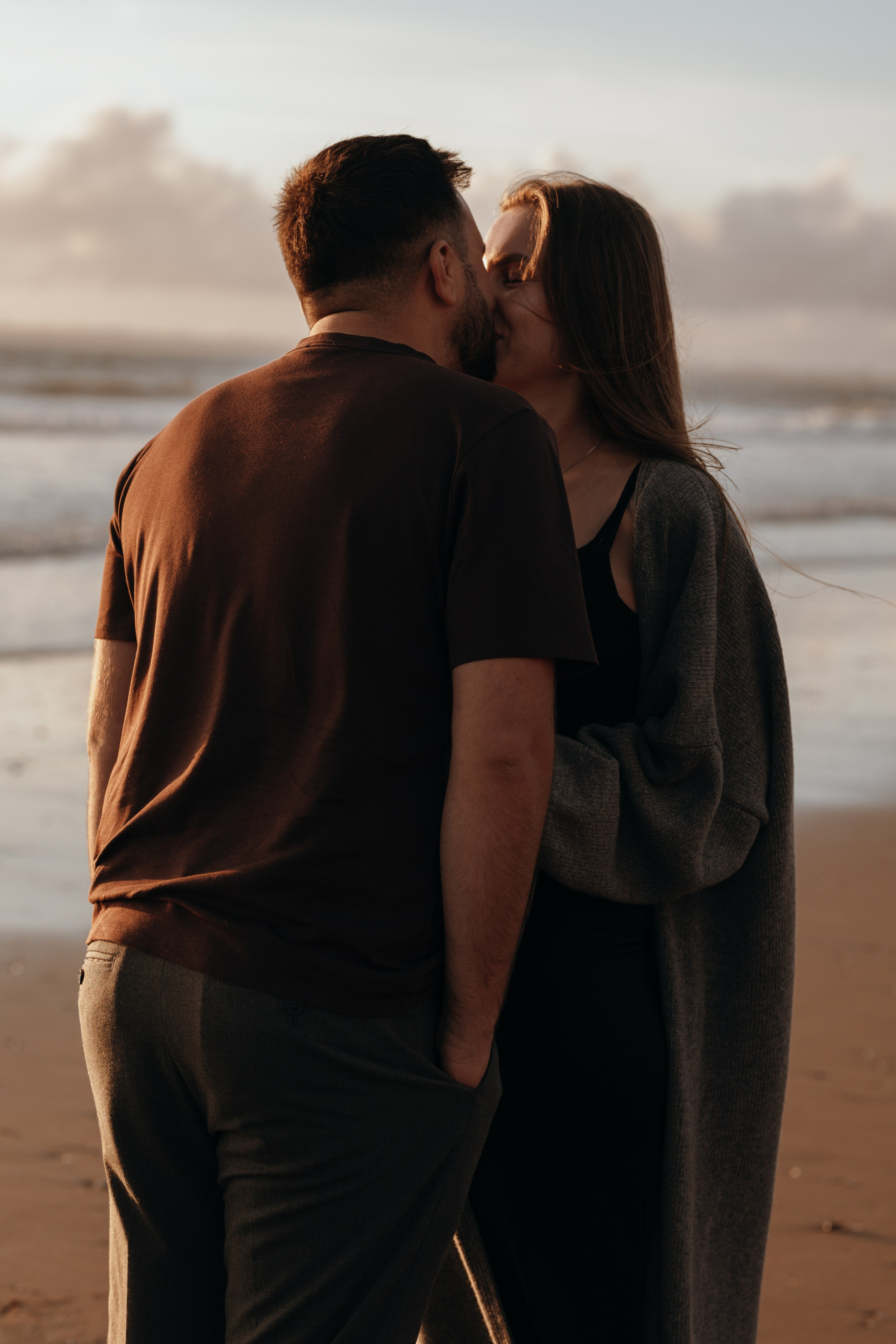 Sunset maternity photoshoot. Annah Louwagie — Lifestyle photographer for couples, families & brands | France & worldwide