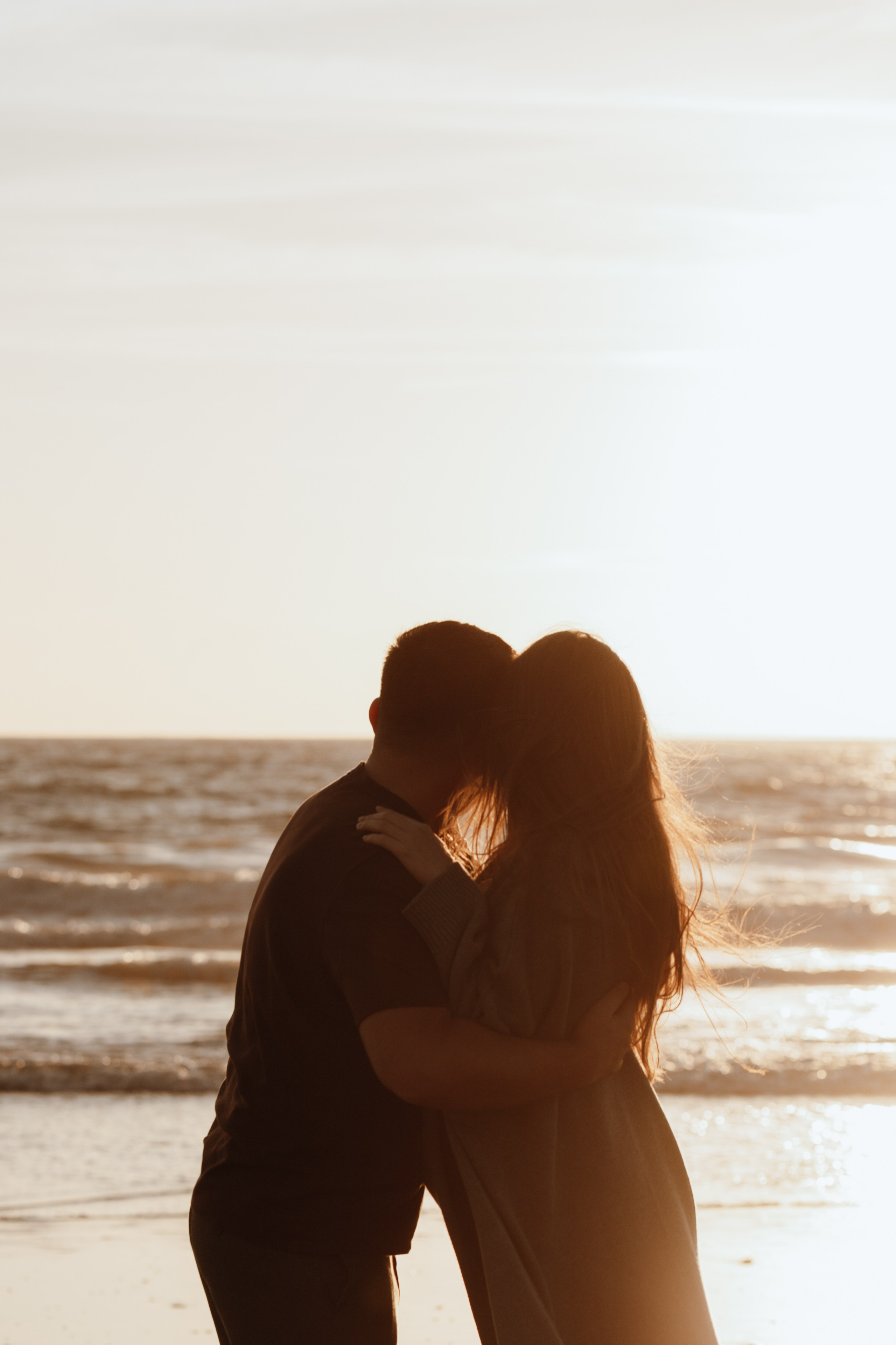 Sunset maternity photoshoot. Annah Louwagie — Lifestyle photographer for couples, families & brands | France & worldwide