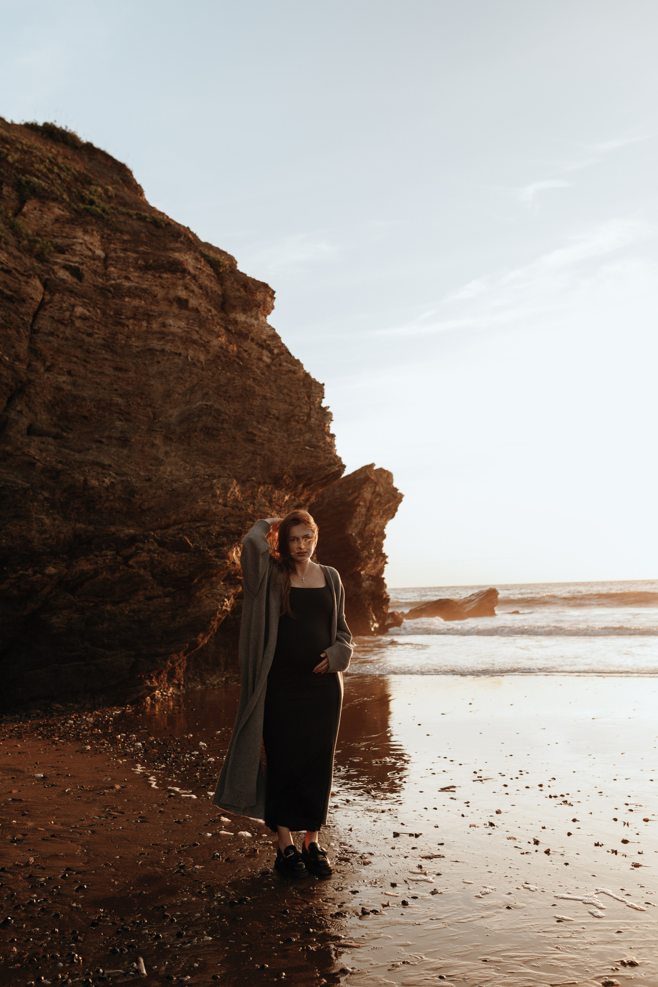 Sunset maternity photoshoot. Annah Louwagie — Lifestyle photographer for couples, families & brands | France & worldwide