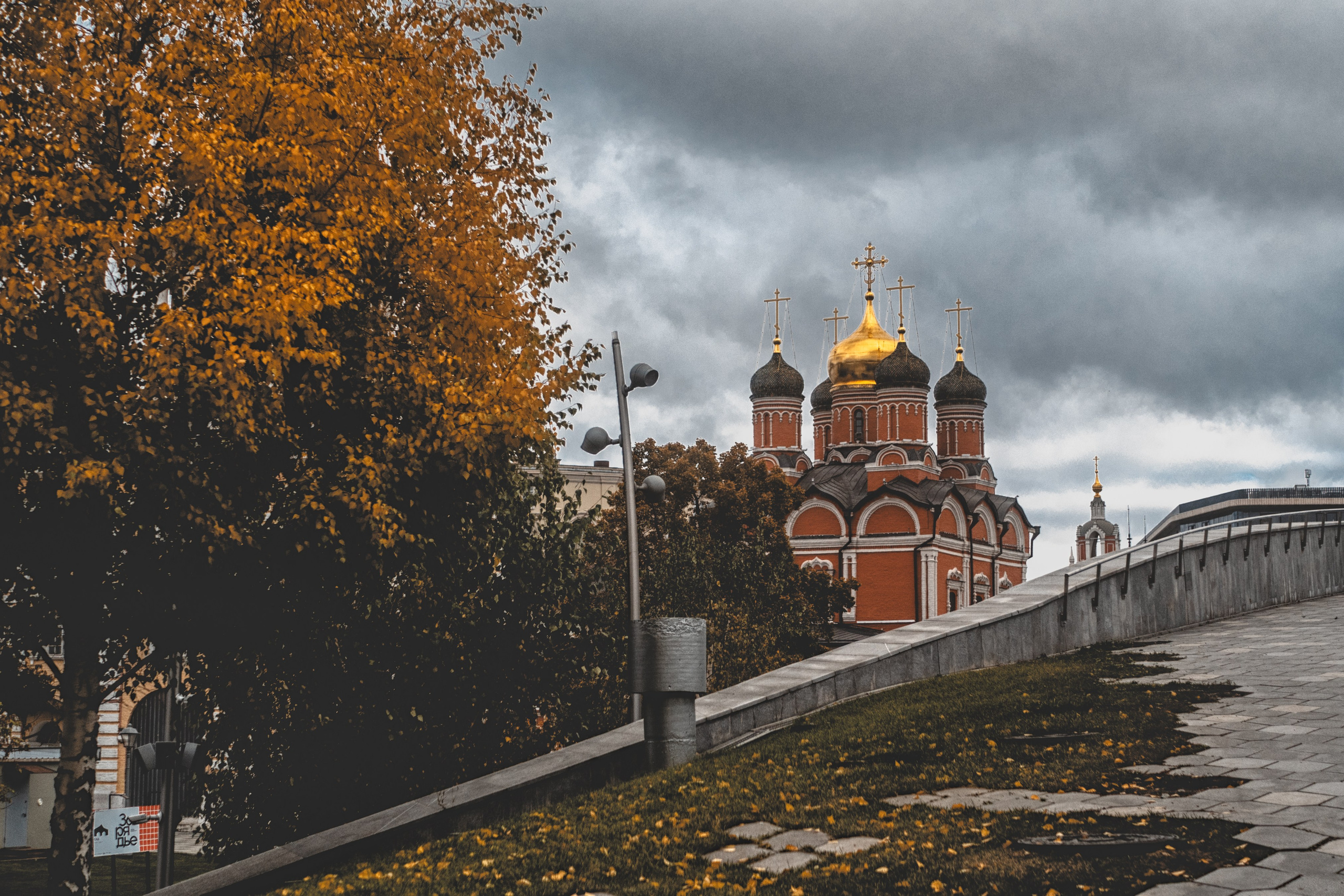 Moscou, une promenade vers Parc « Zaryadye » longeant Moskva-Reka. Photographe sur Cote d’Azur. Portraits de familles, couples, enfants, événements