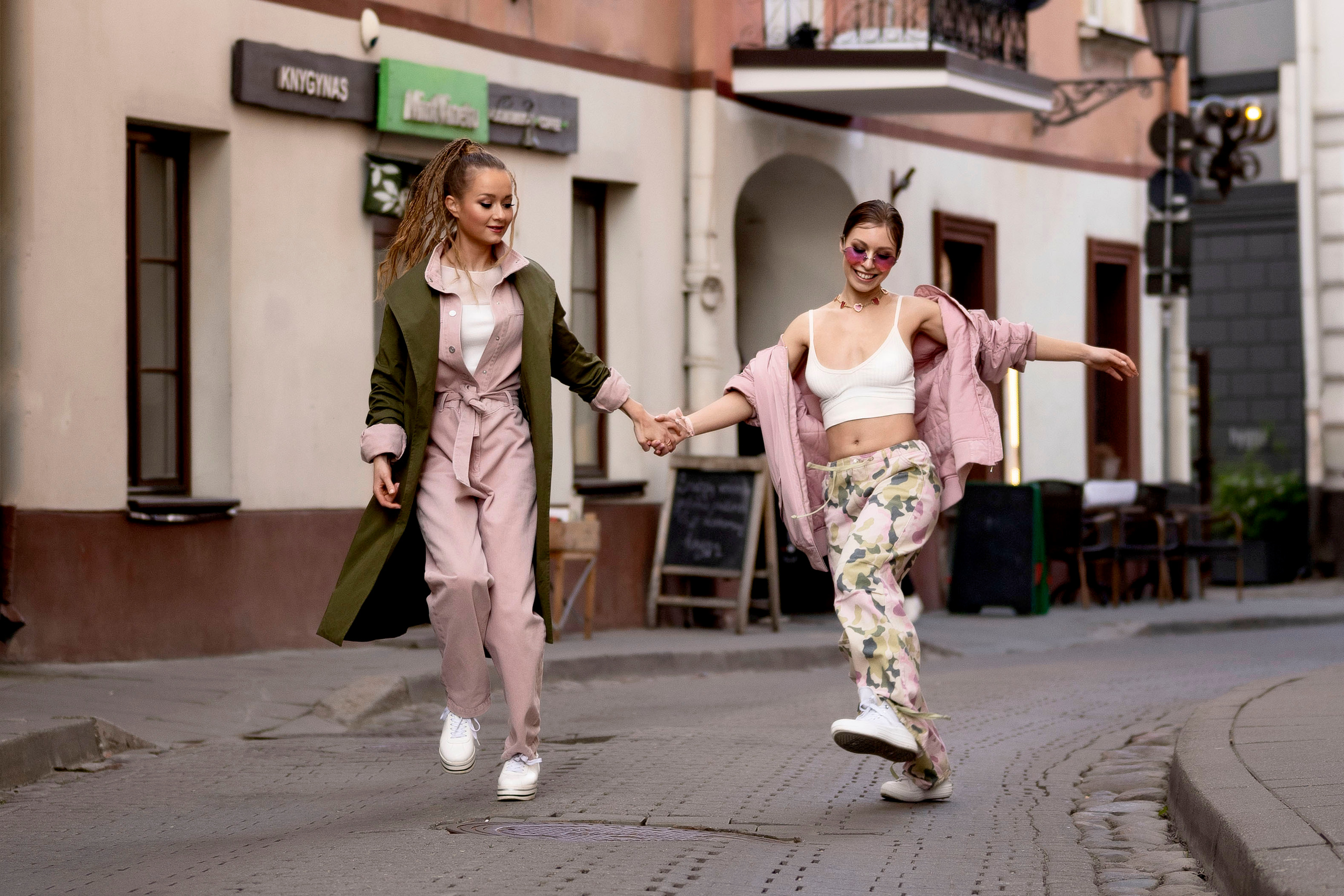 Настя и Соня. Прогулка в Вильнюсе. Анна Григьян — фотограф ретушёр в Даугавпилсе (Латвия)