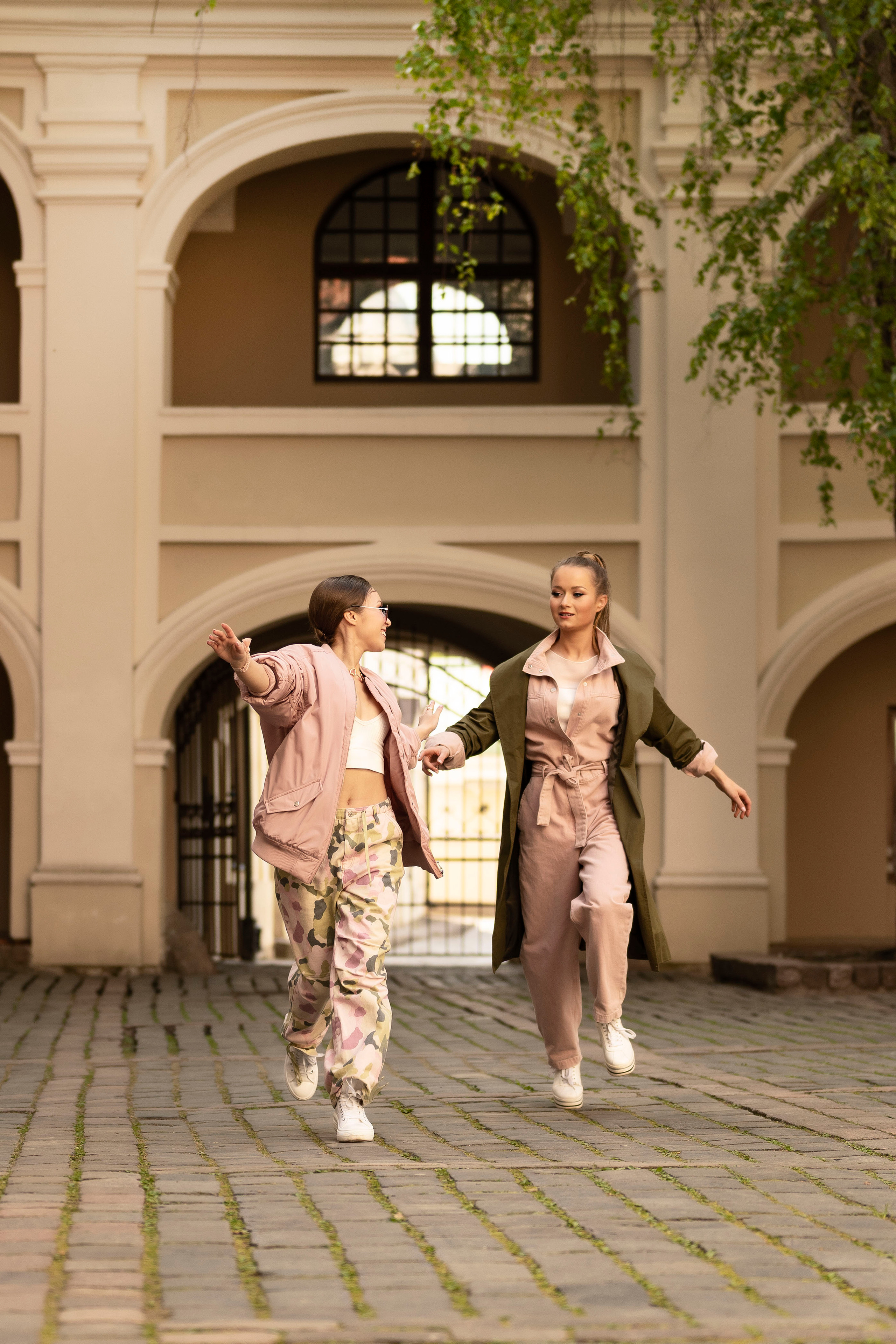 Настя и Соня. Прогулка в Вильнюсе. Анна Григьян — фотограф ретушёр в Даугавпилсе (Латвия)