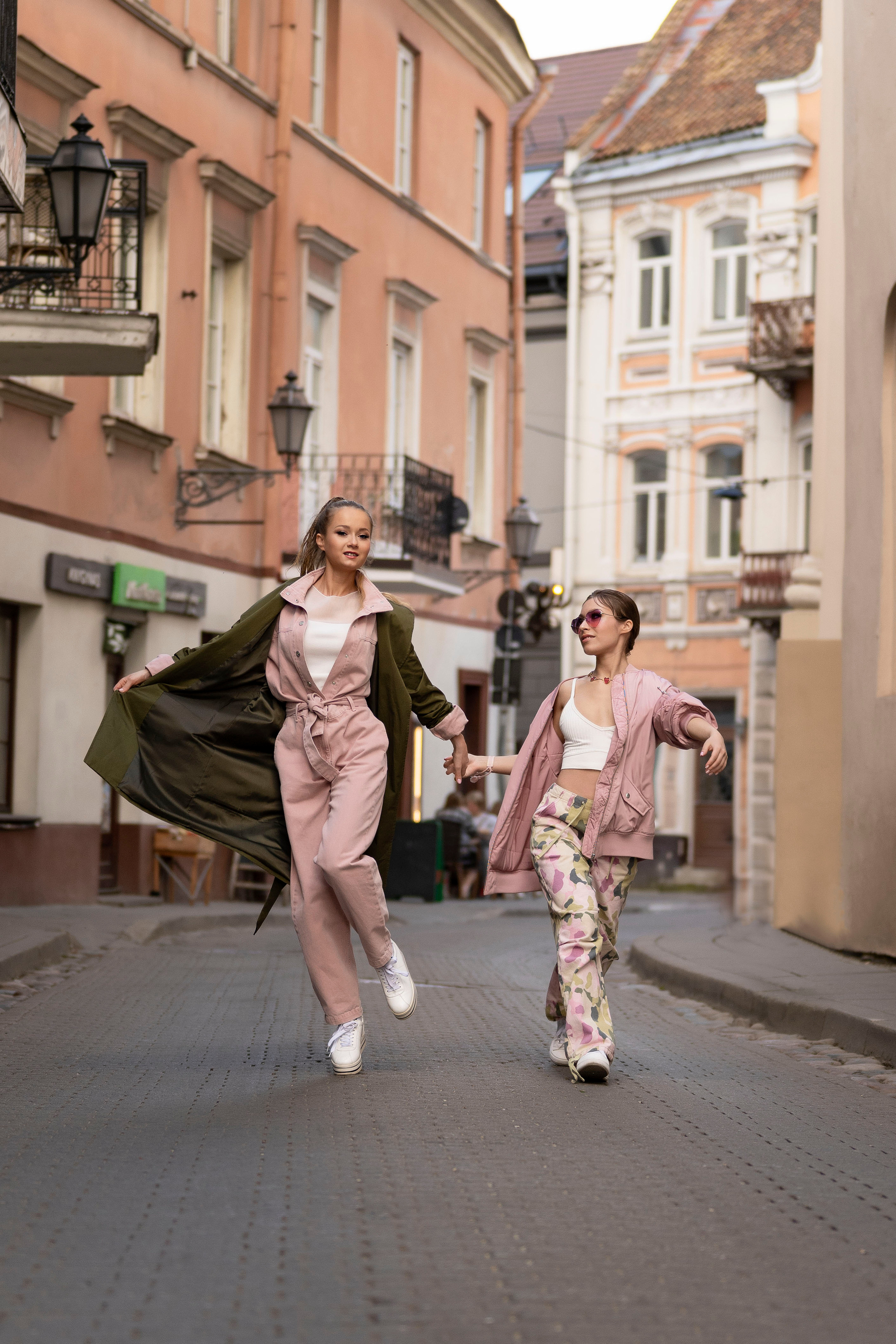 Настя и Соня. Прогулка в Вильнюсе. Анна Григьян — фотограф ретушёр в Даугавпилсе (Латвия)