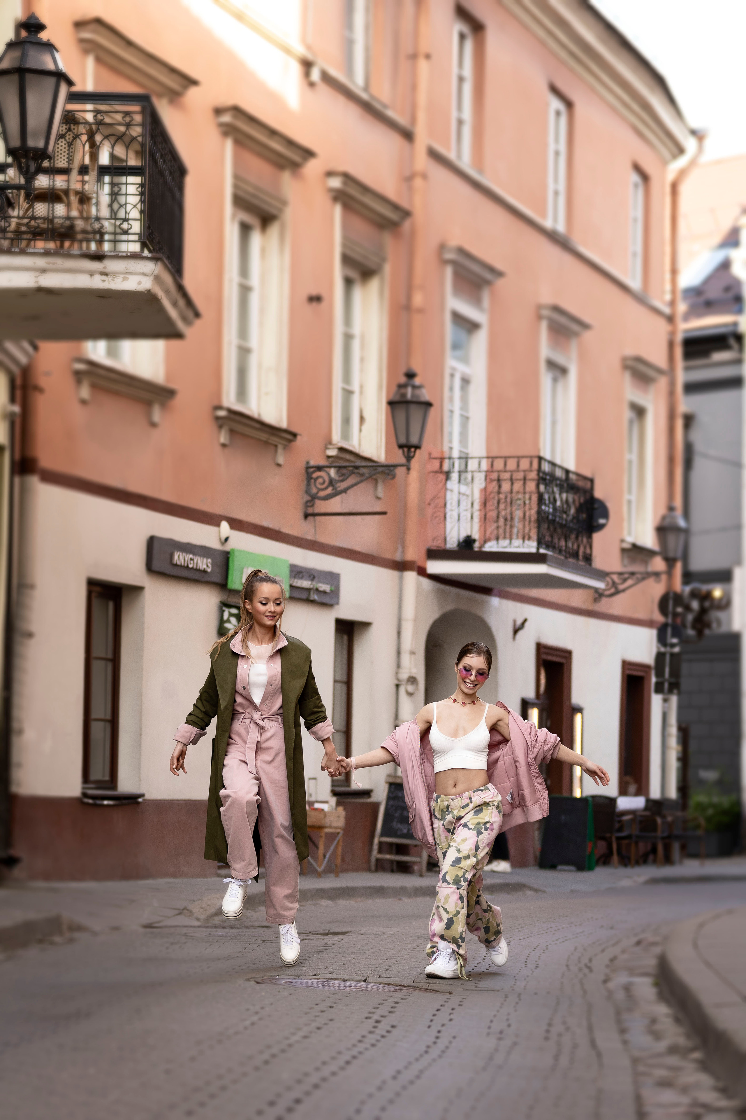 Настя и Соня. Прогулка в Вильнюсе. Анна Григьян — фотограф ретушёр в Даугавпилсе (Латвия)