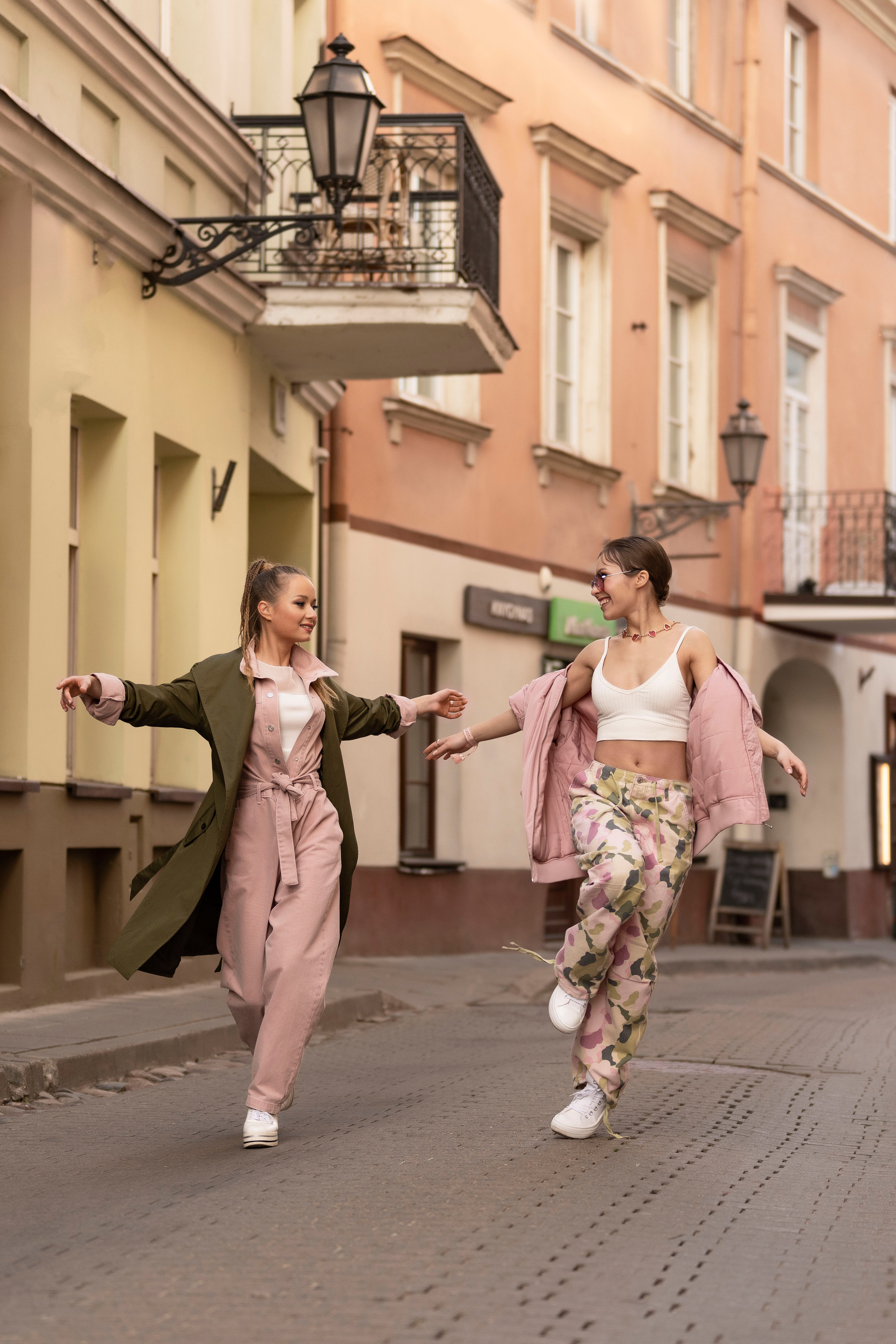 Настя и Соня. Прогулка в Вильнюсе. Анна Григьян — фотограф ретушёр в Даугавпилсе (Латвия)