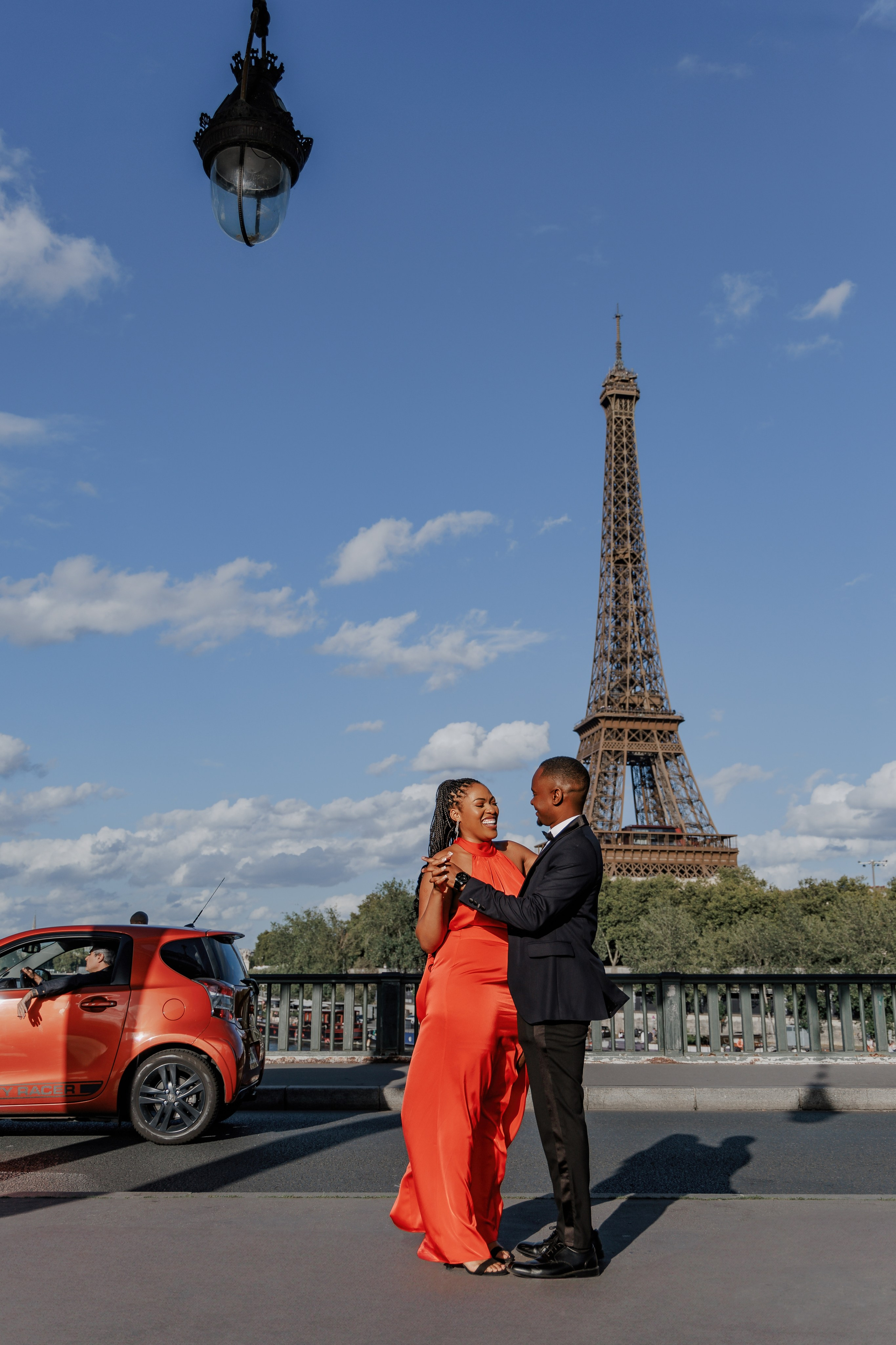 Bir-Hakeim Bridge in Paris — The Iconic Location for Luxury Proposal & Elopement Photography. Photographe à Paris