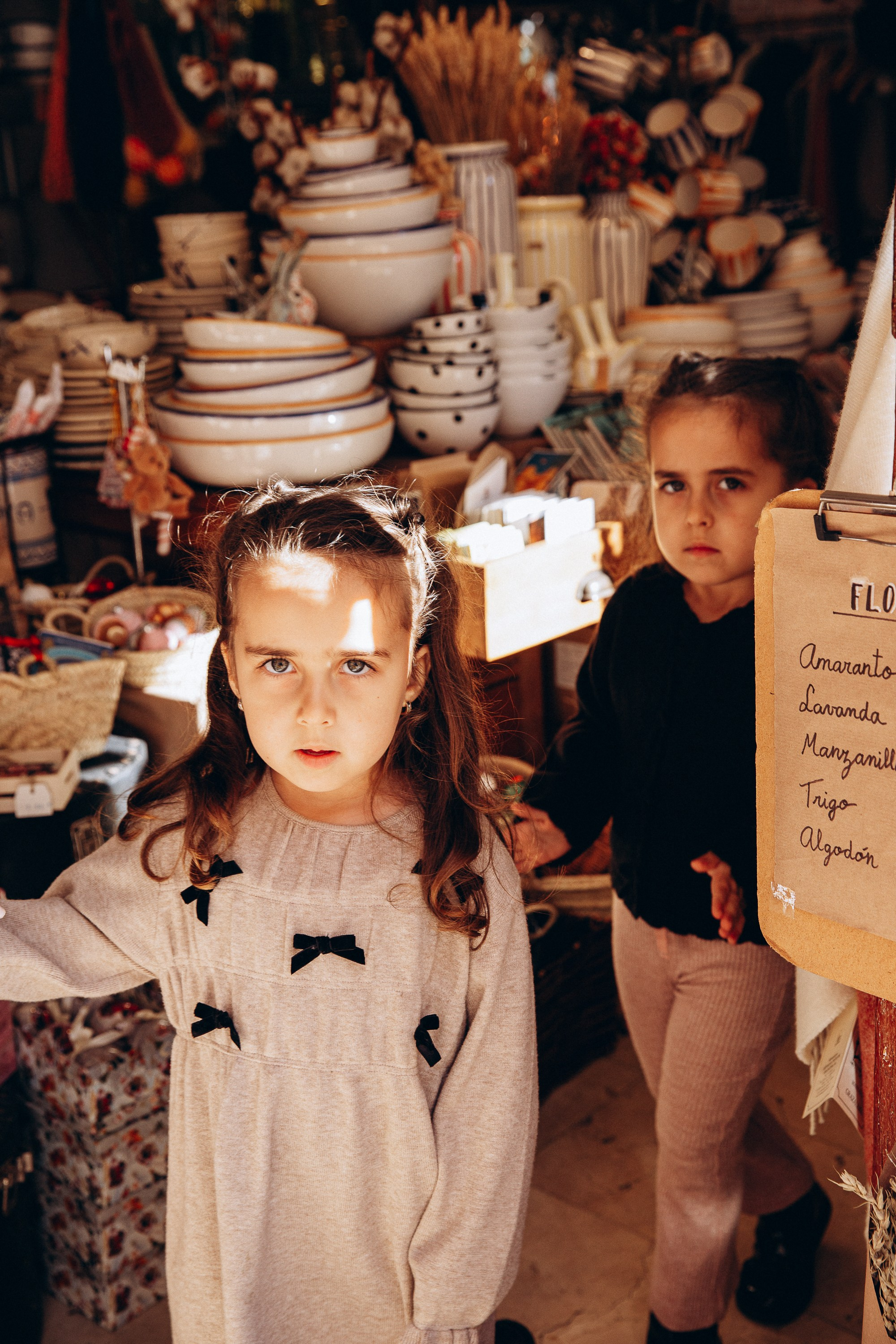 Семейная фотосессия в Валенсии, Испания, где маленький ребёнок находится в уютной домашней обстановке среди тёплых огней и декора, создавая живой lifestyle-момент — идеально для семейных фотосессий в Валенсии и по всей Испании.