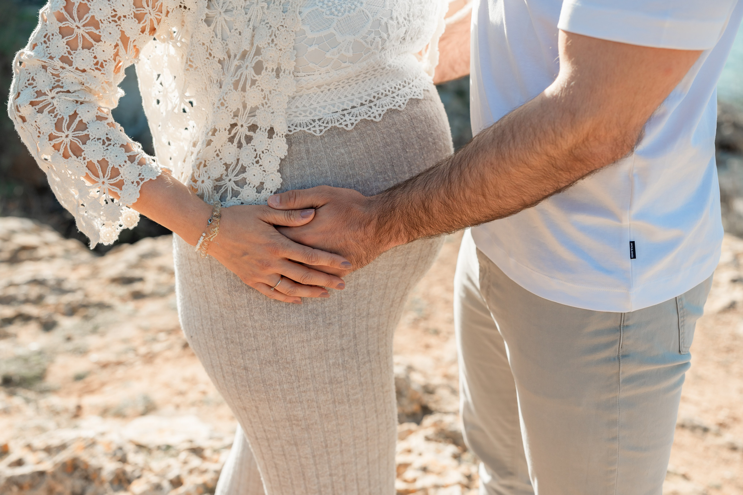 Schwangerschaftsshooting am Meer. Deine Fotografin auf Mallorca für Familien und Business