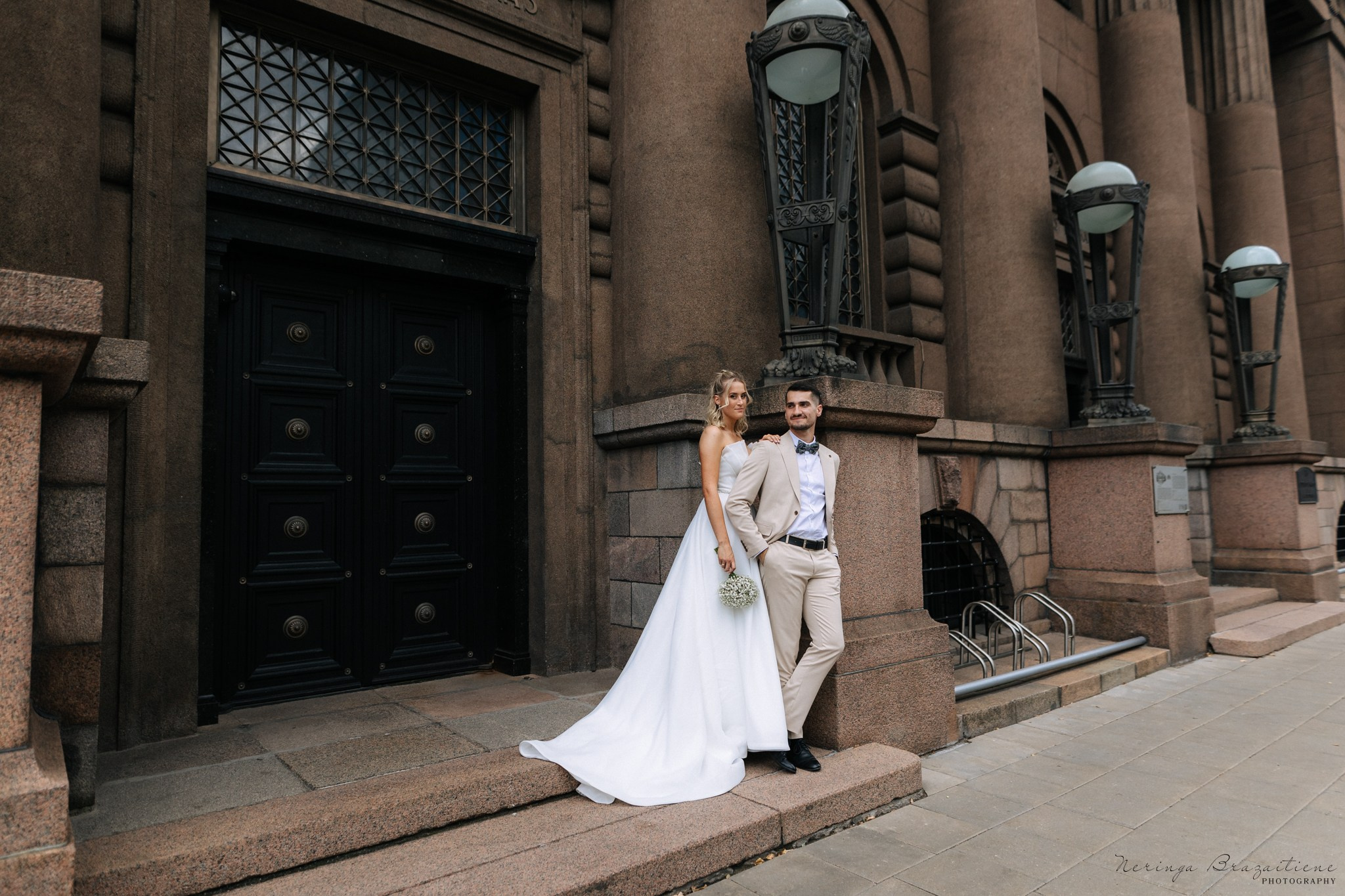 Vestuvinė fotosesija Kaune, Vienybės aikštėje, prie Lietuvos banko