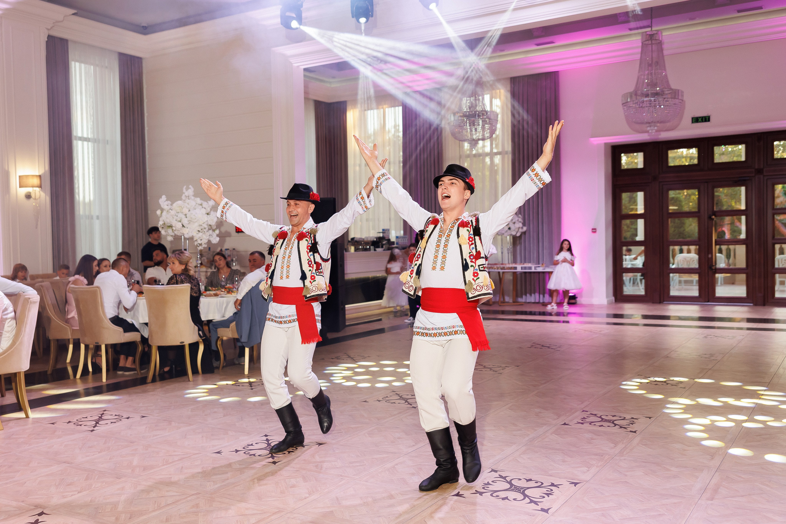 Eugen & Livia — Grand Elysee — Wedding Day. Servicii Foto și Video 067188353