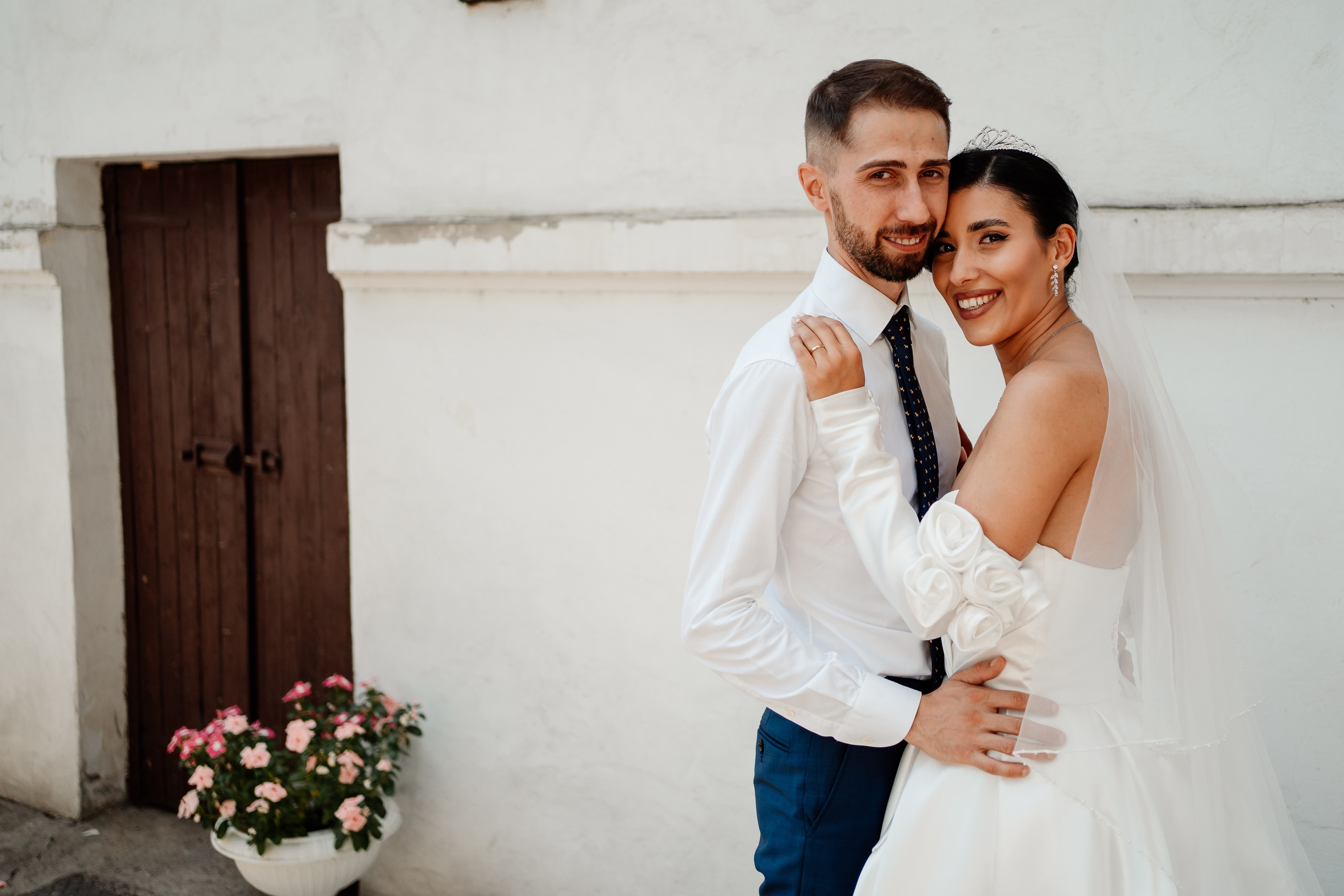 Moment emoționant între miri în ziua nunții, surprins într-un cadru natural și romantic, in Bucuresti. Fotografie de nuntă profesională, editată artistic pentru a evidenția emoția și eleganța evenimentului.