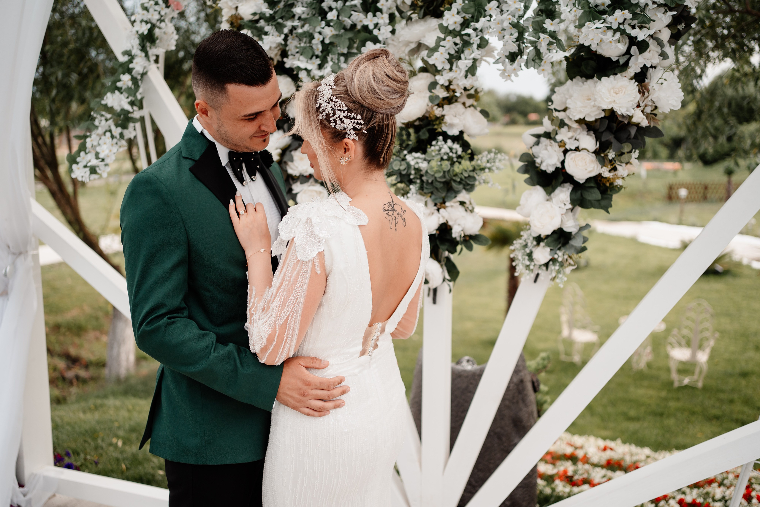 Moment emoționant între miri în ziua nunții, surprins într-un cadru natural și romantic, la Bolintin-Vale. Fotografie de nuntă profesională, editată artistic pentru a evidenția emoția și eleganța evenimentului.