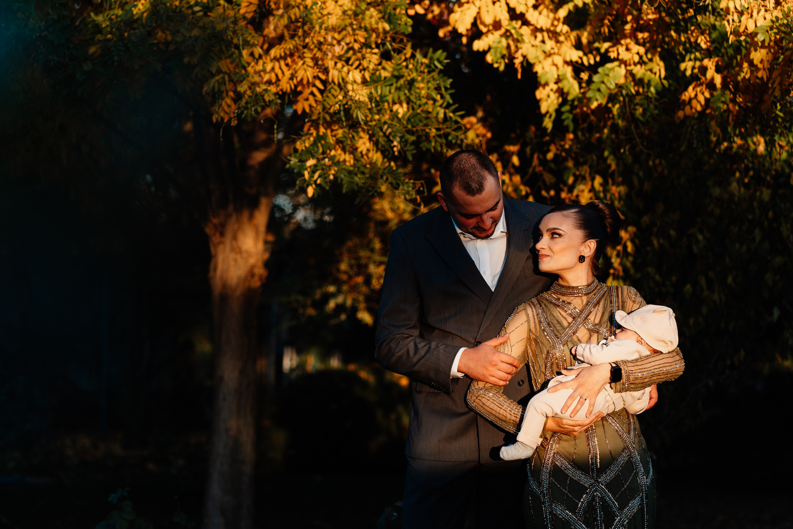 Instantaneu plin de tandrețe dintre părinți și bebeluș în ziua botezului, realizat în Craiova. Fotografie profesională de botez, capturând emoțiile autentice ale familiei într-un decor luminos și cald