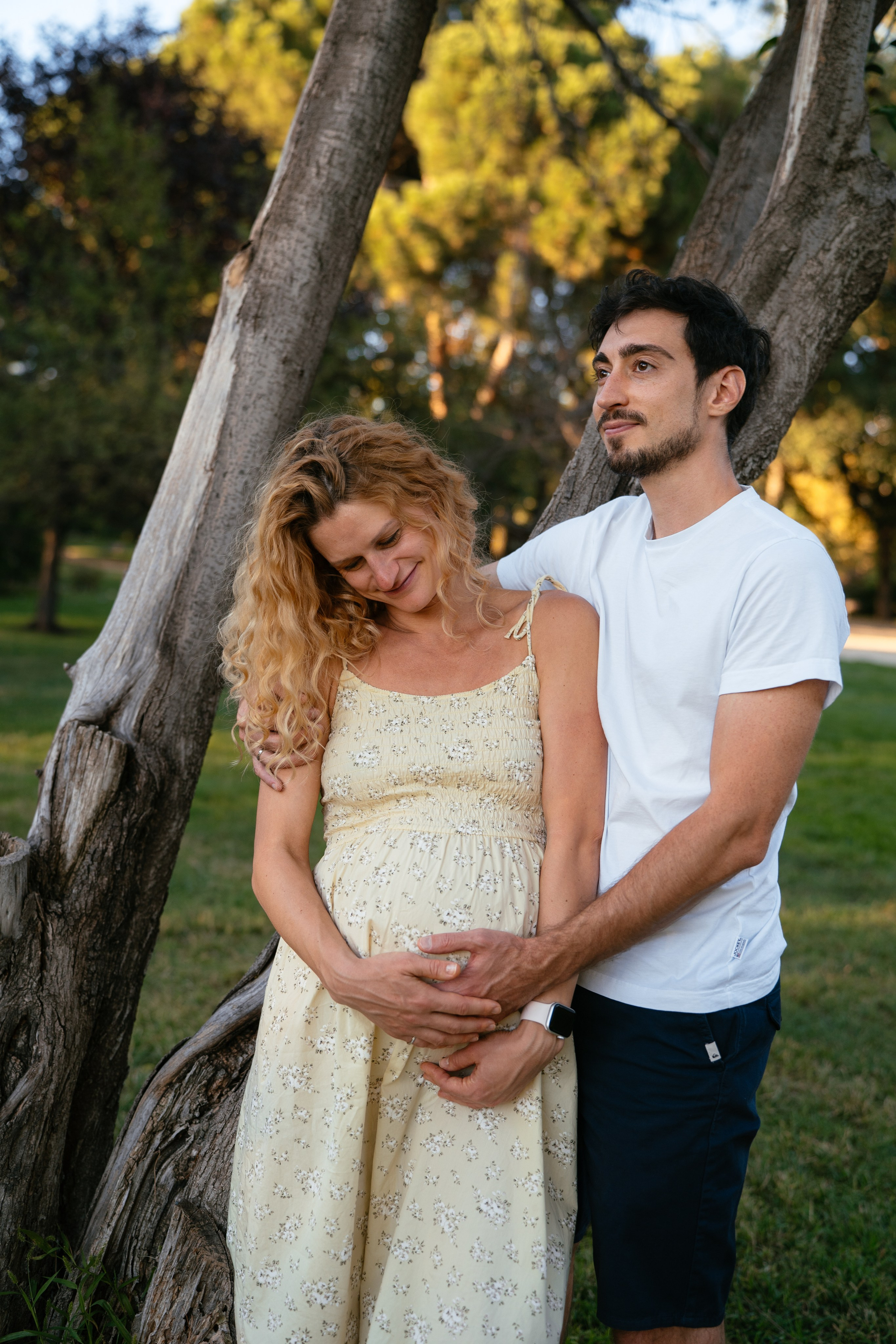 Candid pregnancy photoshoot in the park. Photographer in Madrid, Spain. Alyona Belyaninova