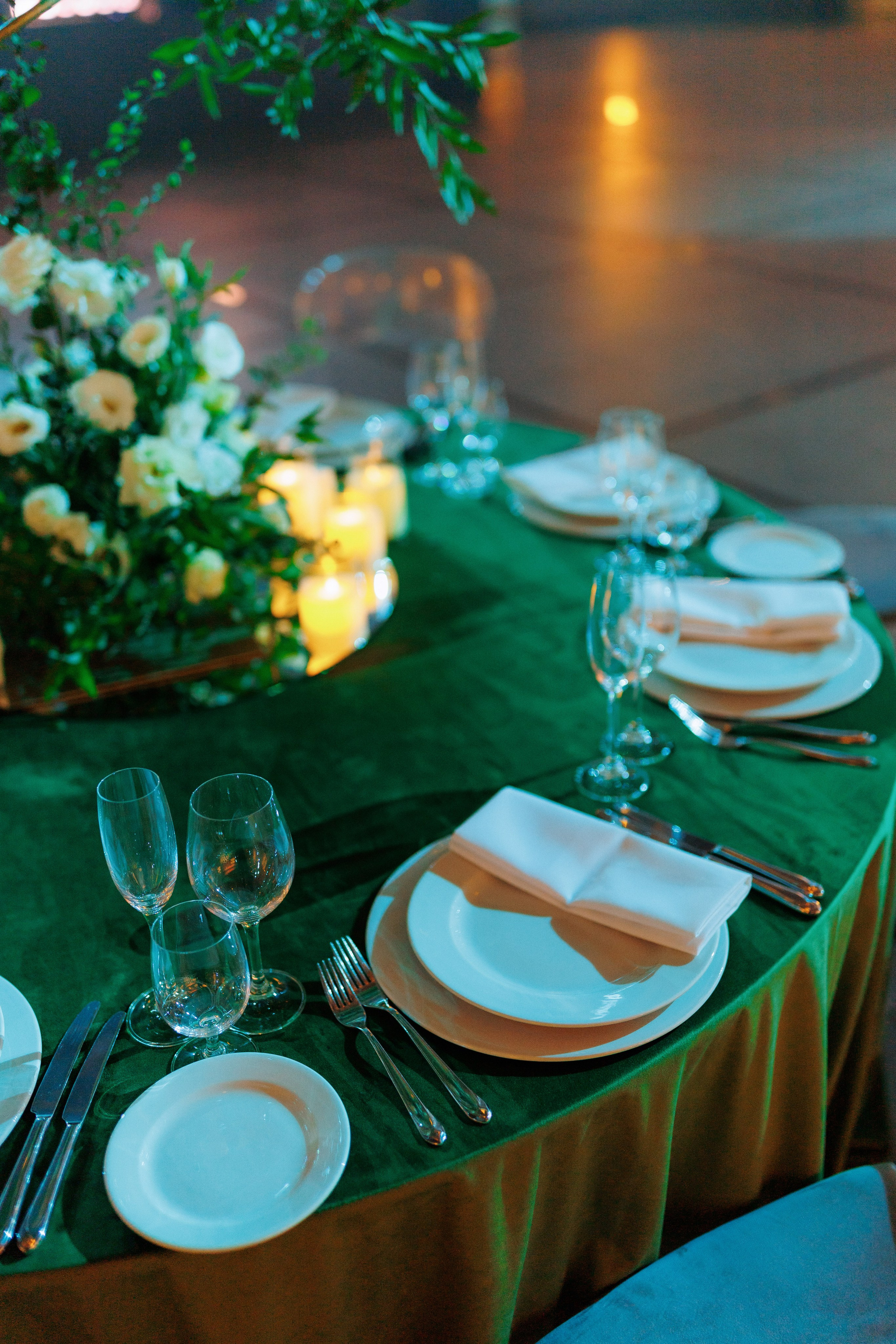 Nunți elegante fotografiate în stil cinematic, detalii fine, emoții reale, film analog și fotografie digitală.