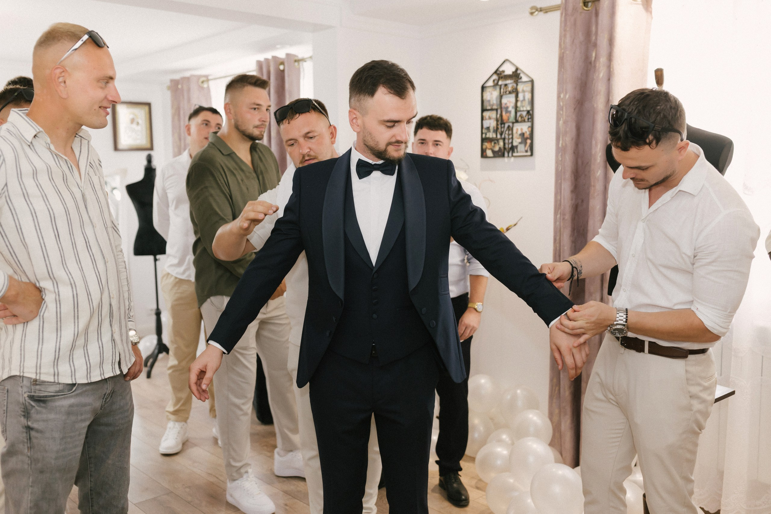 1. Mireasa Adriana în timpul pregătirilor de nuntă în Tudora Botoșani2. Costumul mirelui Ionuț fotografiat artistic în ziua nunții3. Prietenii mirelui la tradițiile de nuntă în Tudora4. Bărbieritul mirelui în cadrul obiceiurilor tradiționale de nuntă5. Fotografii de familie la biserică în ziua nunții6. Portret de familie cu mirii și copilul lor la nunta din Botoșani7. Primul dans al mirilor la Mariage Dor Baisa Botoșani8. Decor elegant de nuntă la Mariage Dor Baisa9. Emoții și tradiții la nunta din Tudora județul Botoșani10. Fotograf profesionist de nuntă în Botoșani surprinzând momente autentice - otograf-nunta-botosanifotograf-evenimente-botosanifotograf-profesionist-botosanifotograf-nunta-tudoranunta-tudora-botosanisedinta-foto-nunta-botosanipoze-nunta-botosanifotografii-nunta-tudorafotograf-cununie-religioasa-botosanibiserica-sfintii-imparati-constantin-si-elena-tudoramariage-dor-baisa-botosanirestaurant-nunta-botosanidansul-mirilor-mariage-dorpregatiri-mire-botosanipregatiri-mireasa-botosanitraditii-nunta-moldovaobiceiuri-nunta-tudorafotograf-familie-nunta-botosaniportret-miri-botosanigalerie-foto-nunta-botosanialbum-foto-nunta-botosaninunta-eleganta-botosaninunta-cu-traditii-botosanifotograf-premium-nunta-botosaniservicii-foto-video-botosanipoveste-de-nunta-botosanifotograf-documentar-nuntafotograf-natural-emotionalmiri-ionut-si-adriananunta-autentica-tudora -otograf-nunta-botosanifotograf-nunta-tudoranunta-tudora-botosanifotograf-evenimente-botosanifotograf-profesionist-botosaniservicii-foto-video-botosanigalerie-foto-nunta-botosanialbum-foto-nunta-botosani - nunta-autentica-botosaninunta-cu-traditii-botosanipoveste-de-nunta-botosanifotografii-emotionante-nuntamomente-autentice-nuntafotografie-documentara-nuntafotograf-natural-nunta- pregatiri-miri-tudorabiserica-tudora-botosanicununie-religioasa-tudoramariage-dor-baisa-botosanipetrecere-nunta-botosanivalsul-mirilor-botosani - alino-foto-studio-botosaniionut-si-adriana-nunta-tudorafotograf-alin-chirila-botosani