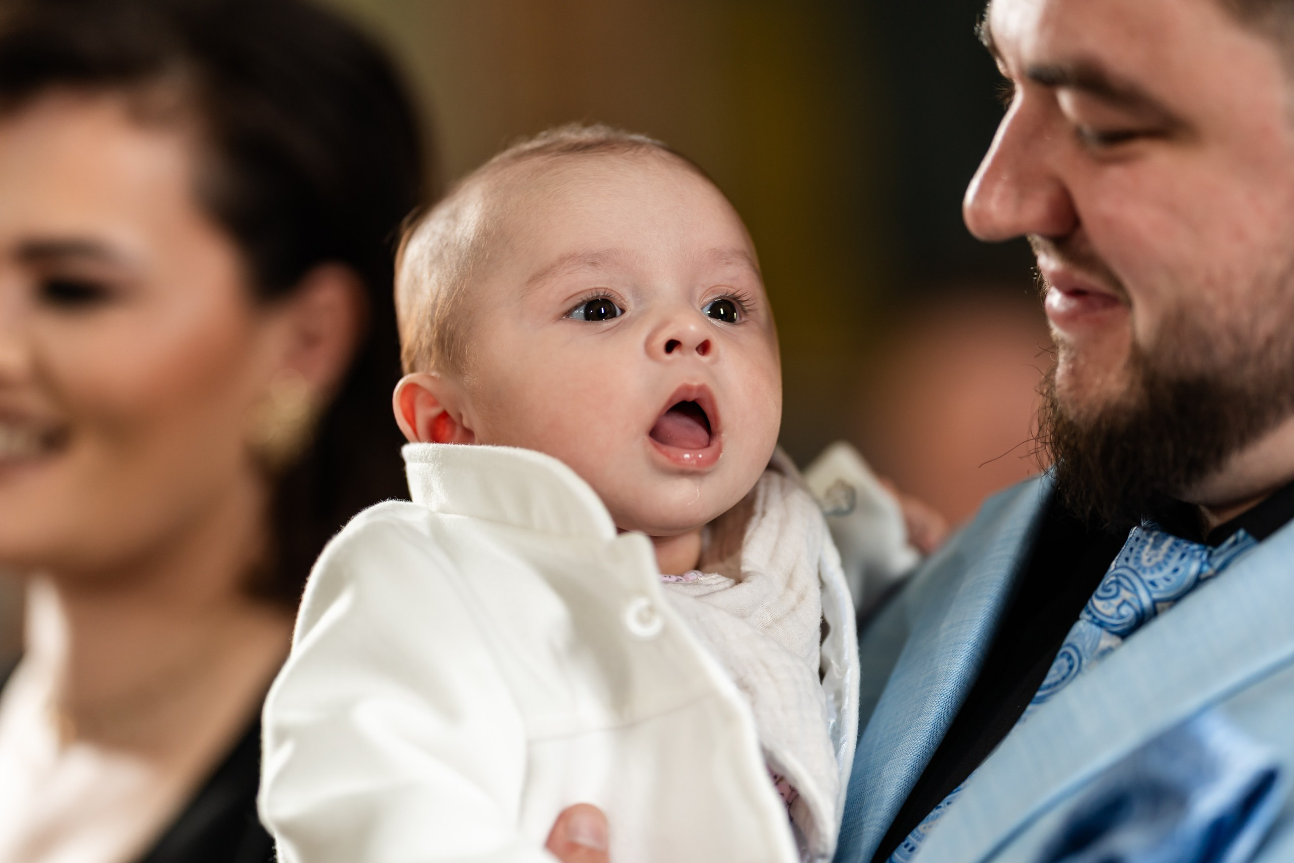 fotograf botez , fotografie botez Botoșani, fotograf Alin Chirilă, amintiri botez, fotografii botez, botez Miruna Parascheva, fotograf copii, fotografie botez în Botoșani-alt="botez , fotografie botez Alin Chirilă, amintiri botez, fotografii emoționante botez Botoșani"-- fotografii-botez-bebelus- amintiri-botez-micuț- moment-sfânt-crestinare- fotografie-emotionanta-botez- detalii-botez-bebelusi- parinti-fericiti-la-botez- fotograf-botez-profesionist- botez-in-biserica-ortodoxa- micuț-botezat-cu-emoție- zâmbete-și-lacrimi-la-botez- bebeluș-la-cristelniță- decor-botez-colorat- botez-cu-dragoste-și-credință- emotie-pura-la-botez- fotograf-botez-botosani- botez-iasi-suceava-fotograf- amintiri-nepretuite-botez-- Preotul ținându-l pe micuțul Mathias Gabriel la botez, în biserica Înălțarea Domnului, Copălău  - Detalii de la botezul lui Mathias – lumânare, trusou și icoană  - Familia lui Mathias Gabriel alături de micuț, în ziua botezului  - Portret emoționant cu mama și bebelușul în brațe, în biserică,fotograf profesionist evenimente Botoșani, Iași, Suceava, Fălticeni, Bacău, Pașcani, Roman - AlinoFotoStudio by Alin Chirilă - servicii foto nuntă, botez, cununie, ședințe foto creative, albume personalizate, fotografii emoționante și calitative pentru cele mai importante momente din viață,fotograf nuntă Botoșani Alin Chirilă,  ședință foto botez Iași - AlinoFotoStudio,  servicii fotograf profesionist evenimente Suceava,  fotograf cununie civilă Fălticeni - Alin Chirilă,  album foto nuntă personalizat Bacău.“Bebeluș botezat în biserică, ținut în brațe de nași”	•	“Detaliu cu lumânarea de botez decorată cu flori albe”	•	“Părinți emoționați alături de copilul lor la ceremonia de botez”	•	“Masa festivă de botez cu decor tematic și tort personalizat”	•	“Momentul în care preotul toarnă apă sfințită pe fruntea bebelușului”	“Bebeluș în rochie albă de botez, zâmbind în brațele mamei”	•	“Detaliu cu cruciulița de botez așezată pe o pernă de satin”	•	“Părinți și nași aprinzând lumânările în timpul ceremoniei de botez”	•	“Tort de botez decorat cu figurine tematice și numele copilului”	•	“Copil botezat dormind liniștit în pătuțul decorat festiv”	•	“Momentul în care preotul binecuvântează copilul în fața altarului”	•	“Invitați adunându-se în jurul mesei festive la petrecerea de botez”	•	“Bebeluș ținând în mână o jucărie personalizată primită la botez”	•	“Familie fericită pozând împreună după ceremonia de botez”	•	“Decor tematic cu baloane și flori la locația petrecerii de botez” fotograf Botoșani fotograf evenimente fotograf botez Alin Chirila fotograf alinofotostudio.fotograf botez Amelis Maria, fotografie botez Botoșani, fotograf Alin Chirilă, amintiri botez, fotografii botez, botez Amelis Maria, fotograf copii, fotografie botez în Botoșani,