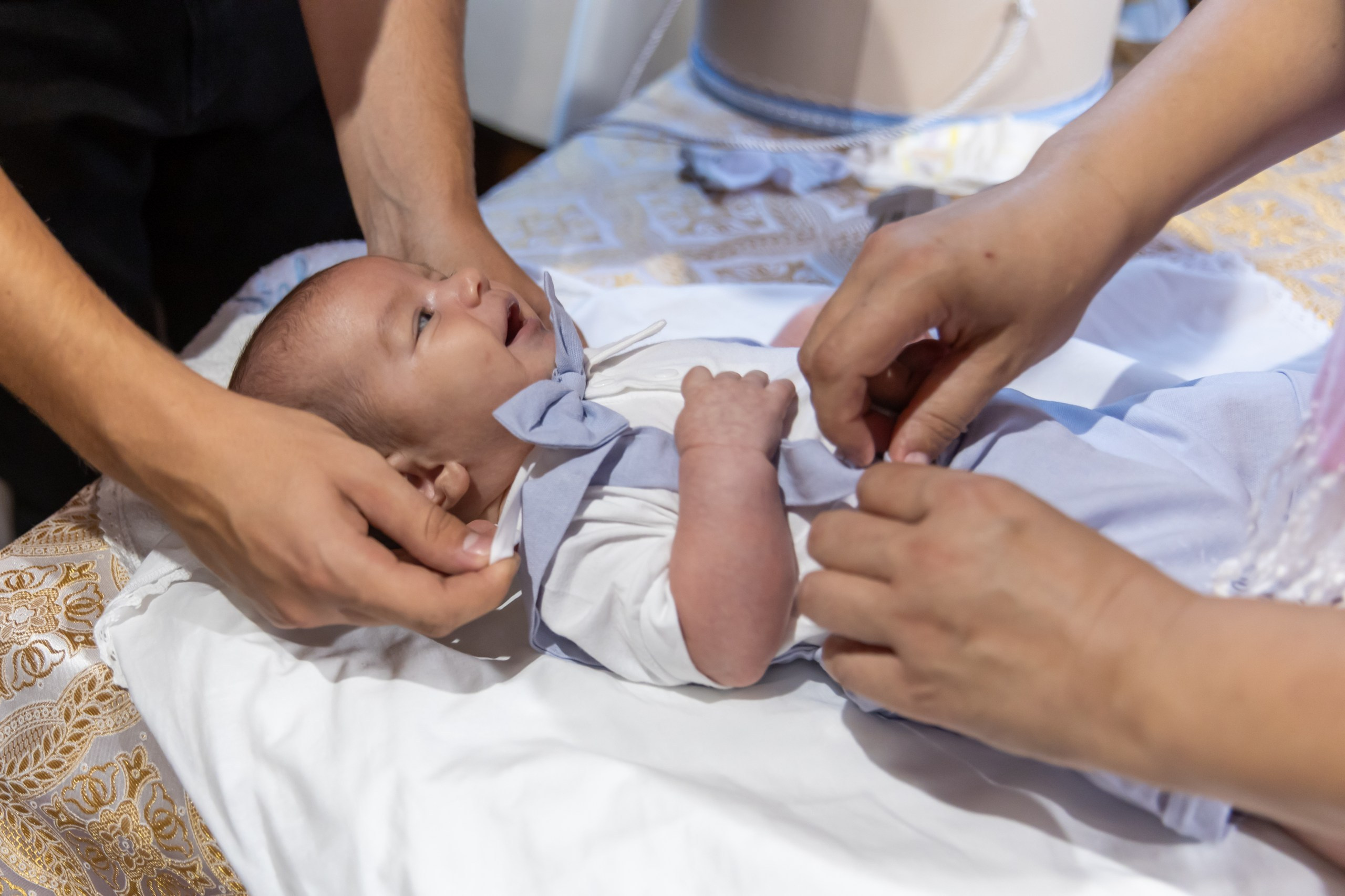 fotograf botez , fotografie botez Botoșani, fotograf Alin Chirilă, amintiri botez, fotografii botez, botez Miruna Parascheva, fotograf copii, fotografie botez în Botoșani-alt="botez , fotografie botez Alin Chirilă, amintiri botez, fotografii emoționante botez Botoșani"-- fotografii-botez-bebelus- amintiri-botez-micuț- moment-sfânt-crestinare- fotografie-emotionanta-botez- detalii-botez-bebelusi- parinti-fericiti-la-botez- fotograf-botez-profesionist- botez-in-biserica-ortodoxa- micuț-botezat-cu-emoție- zâmbete-și-lacrimi-la-botez- bebeluș-la-cristelniță- decor-botez-colorat- botez-cu-dragoste-și-credință- emotie-pura-la-botez- fotograf-botez-botosani- botez-iasi-suceava-fotograf- amintiri-nepretuite-botez-- Preotul ținându-l pe micuțul Mathias Gabriel la botez, în biserica Înălțarea Domnului, Copălău  - Detalii de la botezul lui Mathias – lumânare, trusou și icoană  - Familia lui Mathias Gabriel alături de micuț, în ziua botezului  - Portret emoționant cu mama și bebelușul în brațe, în biserică,fotograf profesionist evenimente Botoșani, Iași, Suceava, Fălticeni, Bacău, Pașcani, Roman - AlinoFotoStudio by Alin Chirilă - servicii foto nuntă, botez, cununie, ședințe foto creative, albume personalizate, fotografii emoționante și calitative pentru cele mai importante momente din viață,fotograf nuntă Botoșani Alin Chirilă,  ședință foto botez Iași - AlinoFotoStudio,  servicii fotograf profesionist evenimente Suceava,  fotograf cununie civilă Fălticeni - Alin Chirilă,  album foto nuntă personalizat Bacău.“Bebeluș botezat în biserică, ținut în brațe de nași”	•	“Detaliu cu lumânarea de botez decorată cu flori albe”	•	“Părinți emoționați alături de copilul lor la ceremonia de botez”	•	“Masa festivă de botez cu decor tematic și tort personalizat”	•	“Momentul în care preotul toarnă apă sfințită pe fruntea bebelușului”	“Bebeluș în rochie albă de botez, zâmbind în brațele mamei”	•	“Detaliu cu cruciulița de botez așezată pe o pernă de satin”	•	“Părinți și nași aprinzând lumânările în timpul ceremoniei de botez”	•	“Tort de botez decorat cu figurine tematice și numele copilului”	•	“Copil botezat dormind liniștit în pătuțul decorat festiv”	•	“Momentul în care preotul binecuvântează copilul în fața altarului”	•	“Invitați adunându-se în jurul mesei festive la petrecerea de botez”	•	“Bebeluș ținând în mână o jucărie personalizată primită la botez”	•	“Familie fericită pozând împreună după ceremonia de botez”	•	“Decor tematic cu baloane și flori la locația petrecerii de botez” fotograf Botoșani fotograf evenimente fotograf botez Alin Chirila fotograf alinofotostudio.fotograf botez Amelis Maria, fotografie botez Botoșani, fotograf Alin Chirilă, amintiri botez, fotografii botez, botez Amelis Maria, fotograf copii, fotografie botez în Botoșani,