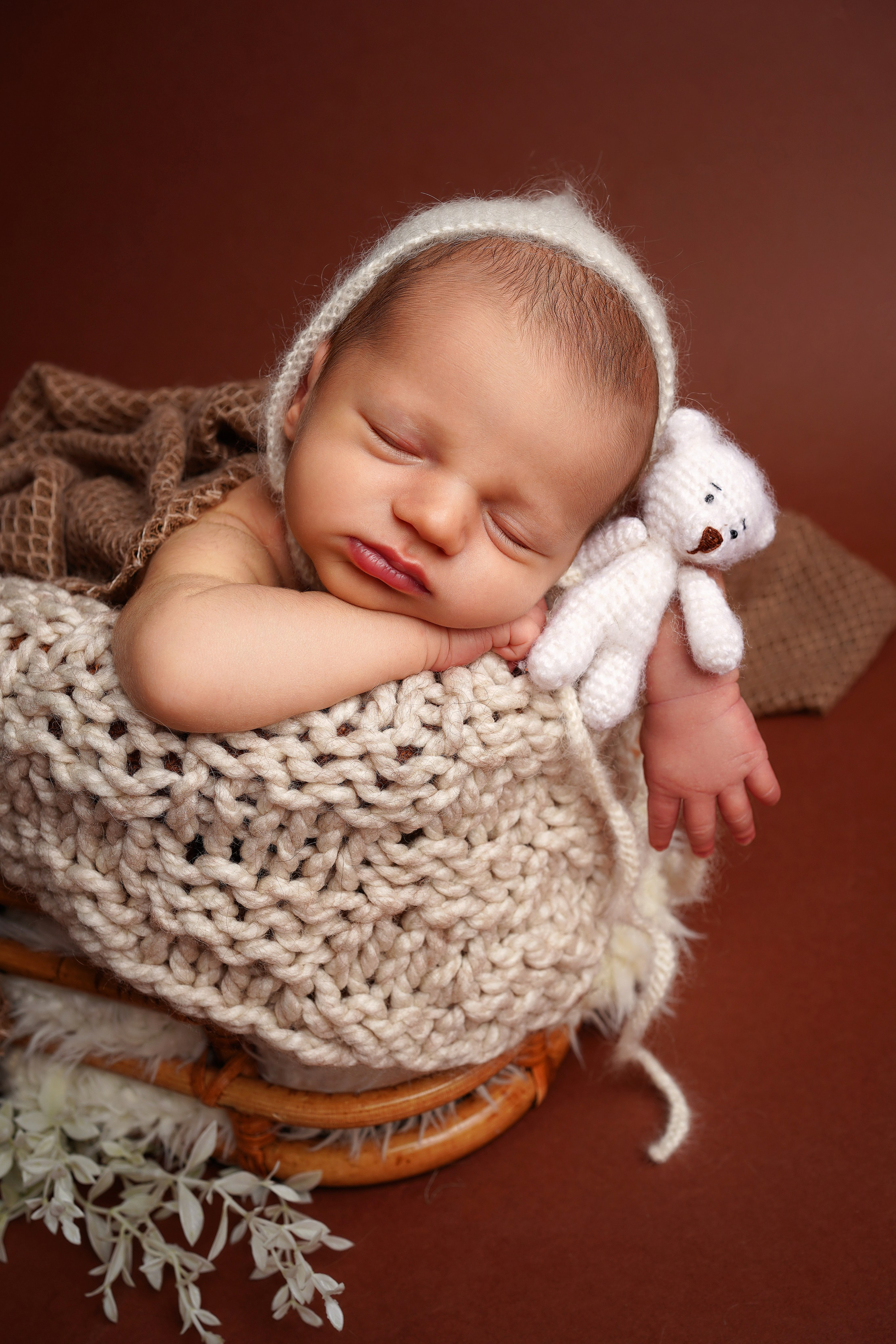 Die winzigen Details - die kleinen Finger, der zarte Flaum auf der Haut und die geschlossenen Augen - werden zu einer kostbaren Erinnerung an diese zauberhafte Phase des Lebens