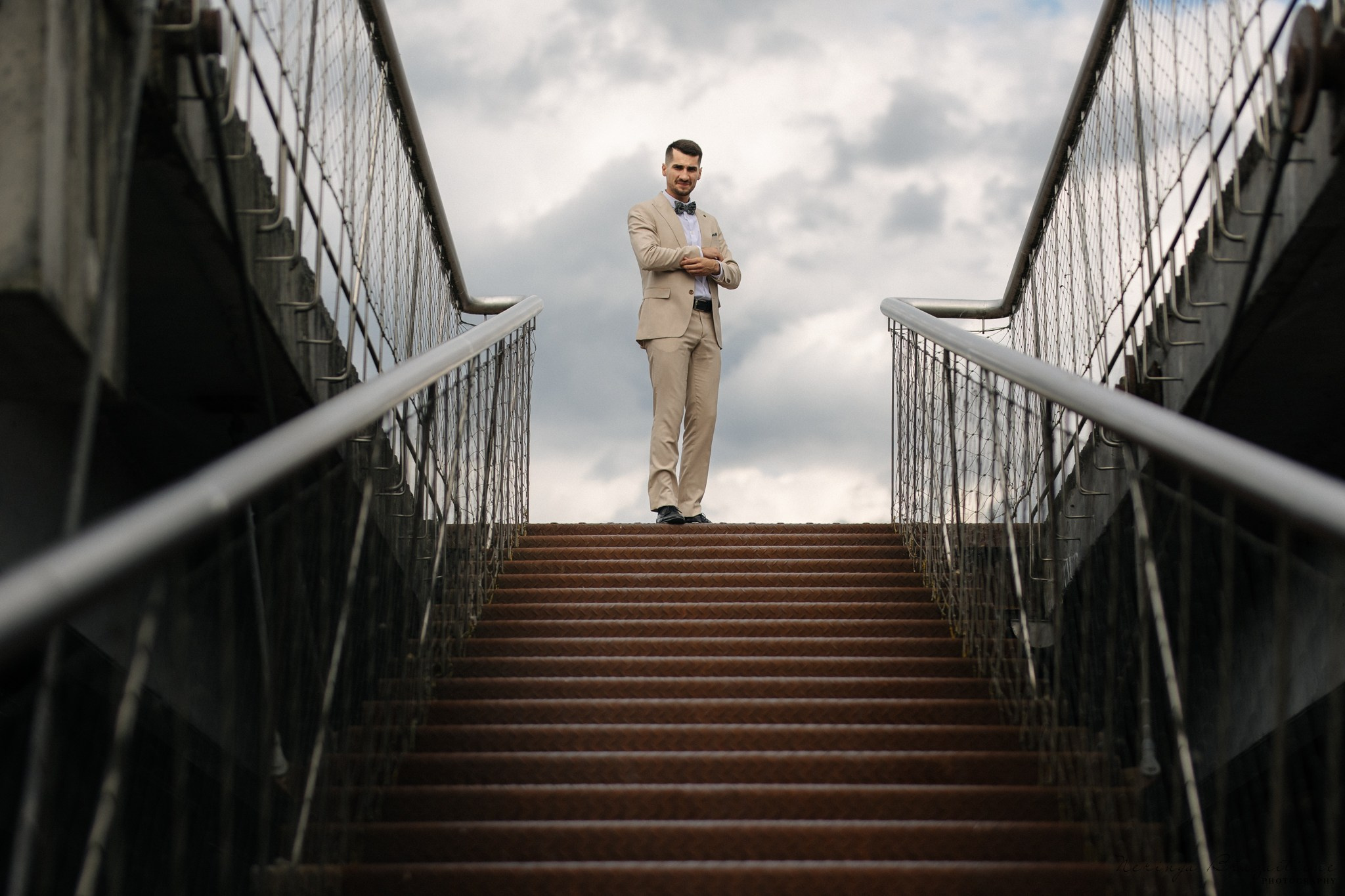 Vestuvinė fotosesija Kaune, Vienybės aikštėje, prie Lietuvos banko