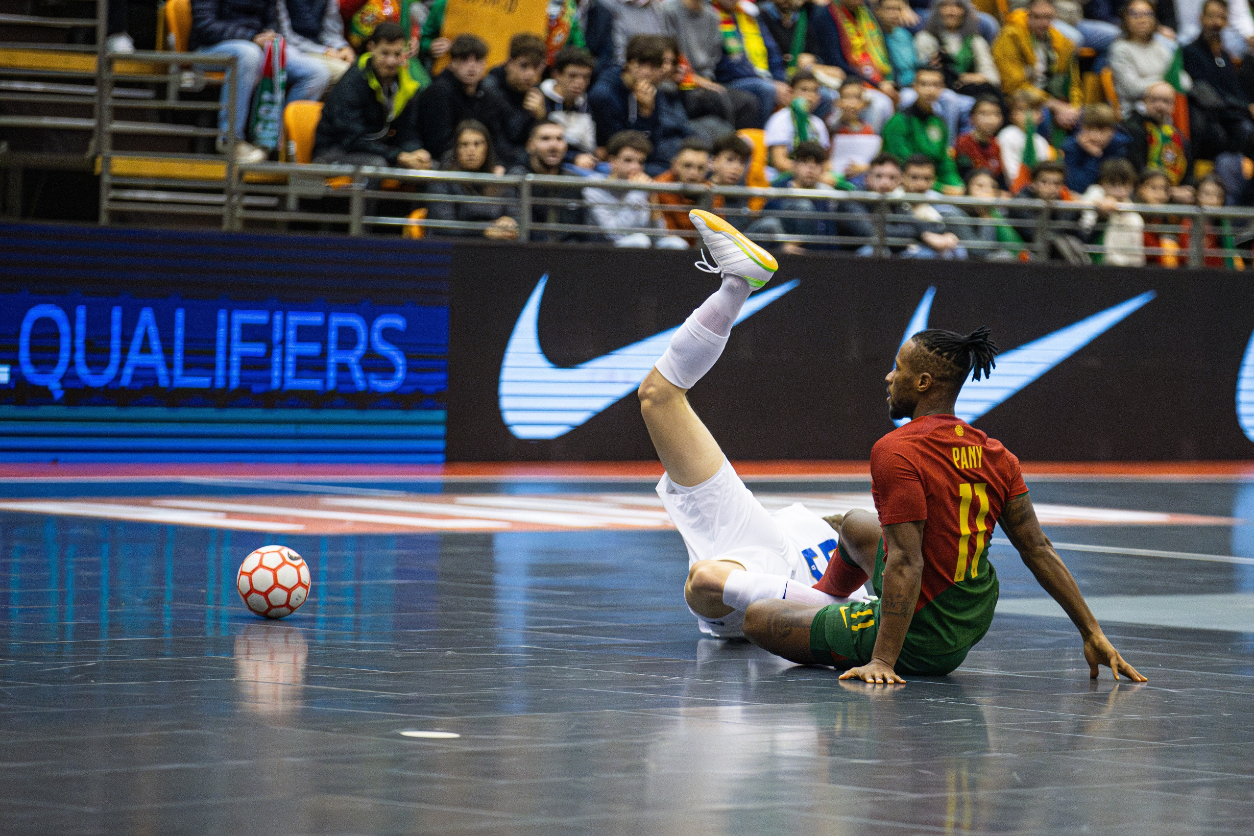 Portuguese and finish futsal players for the World Championship qualifying
