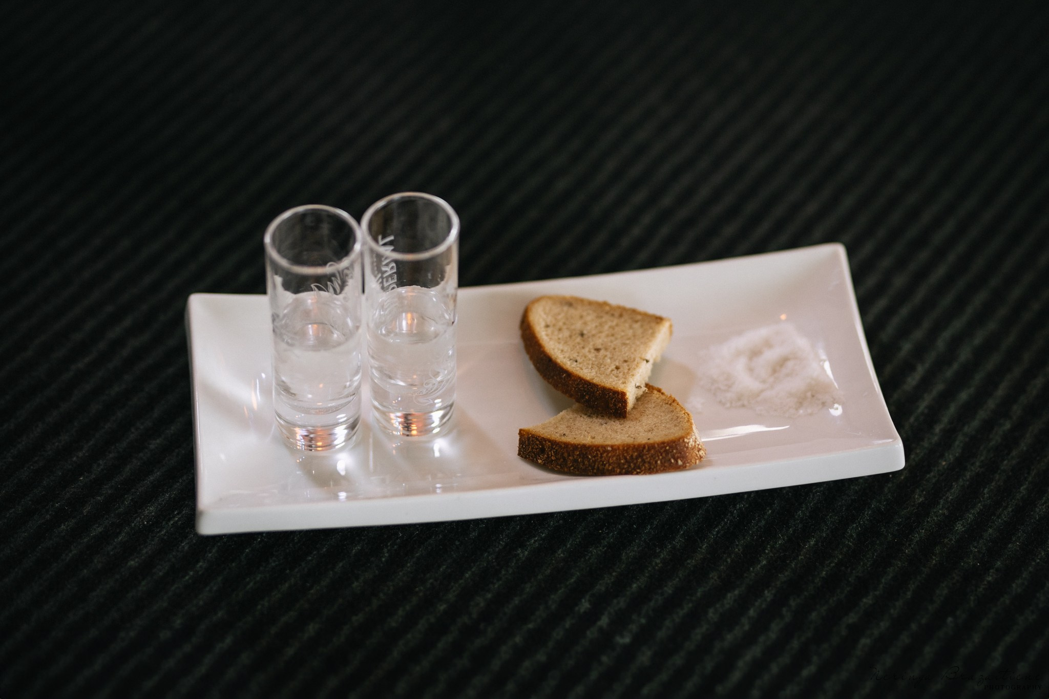 Vestuvinė fotosesija Kaune, Vienybės aikštėje, prie Lietuvos banko