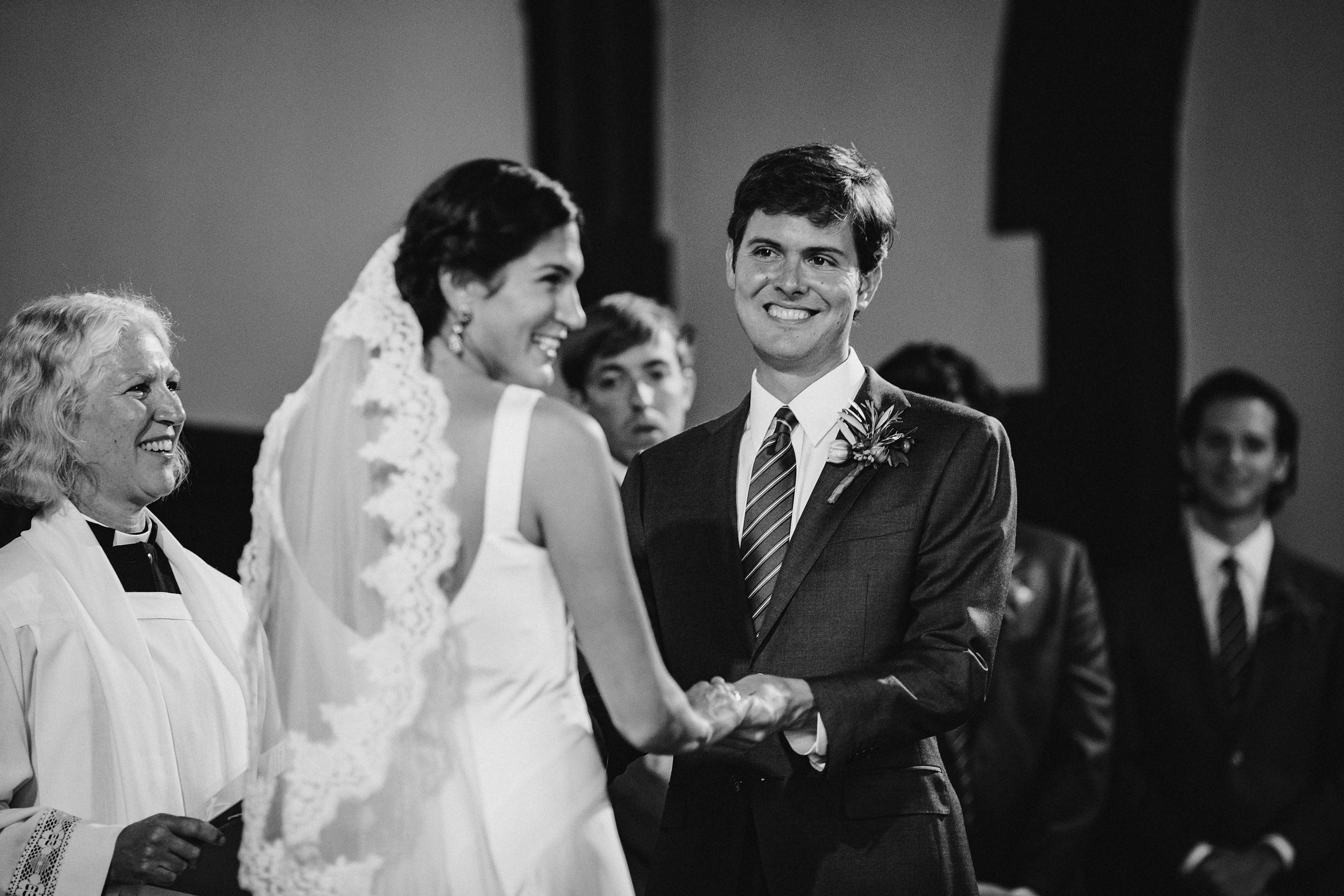 Фотограф в Ирландии Дублин свадьба жених невеста улыбка церковь гости фотки топ свадебных фотографов