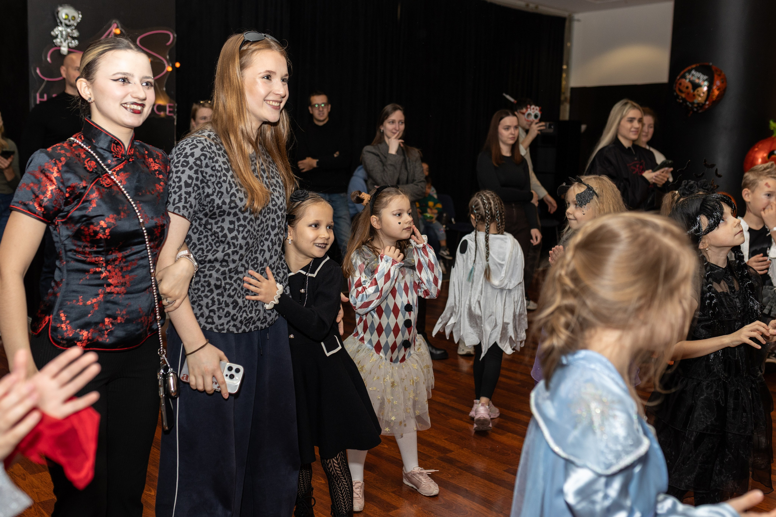 Leo dance studio Helloween 2025. Семейный и детский фотограф в Варшаве Мила Бобровская